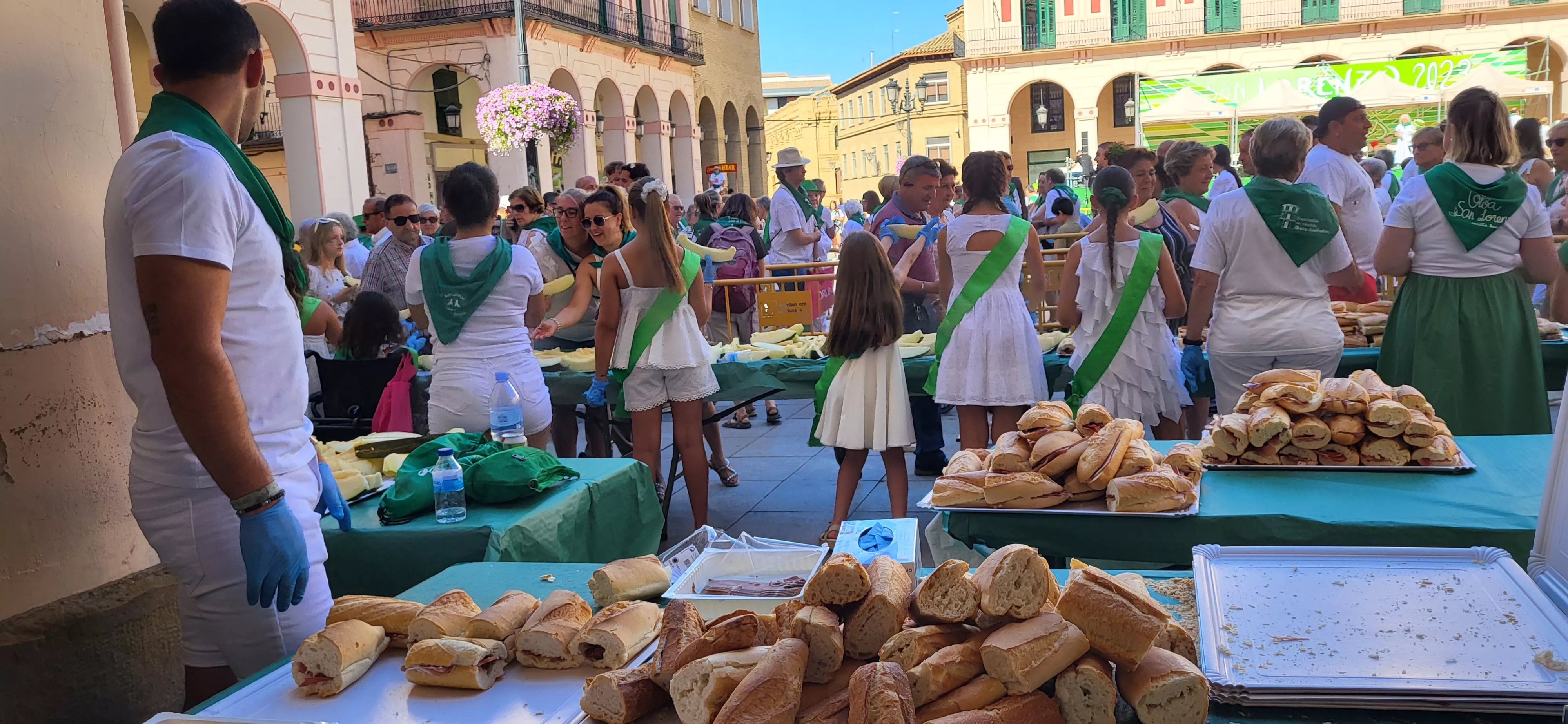 Reparto de melón y jamón en la Fiesta del Comercio de Huesca. Foto: Mercedes Manterola