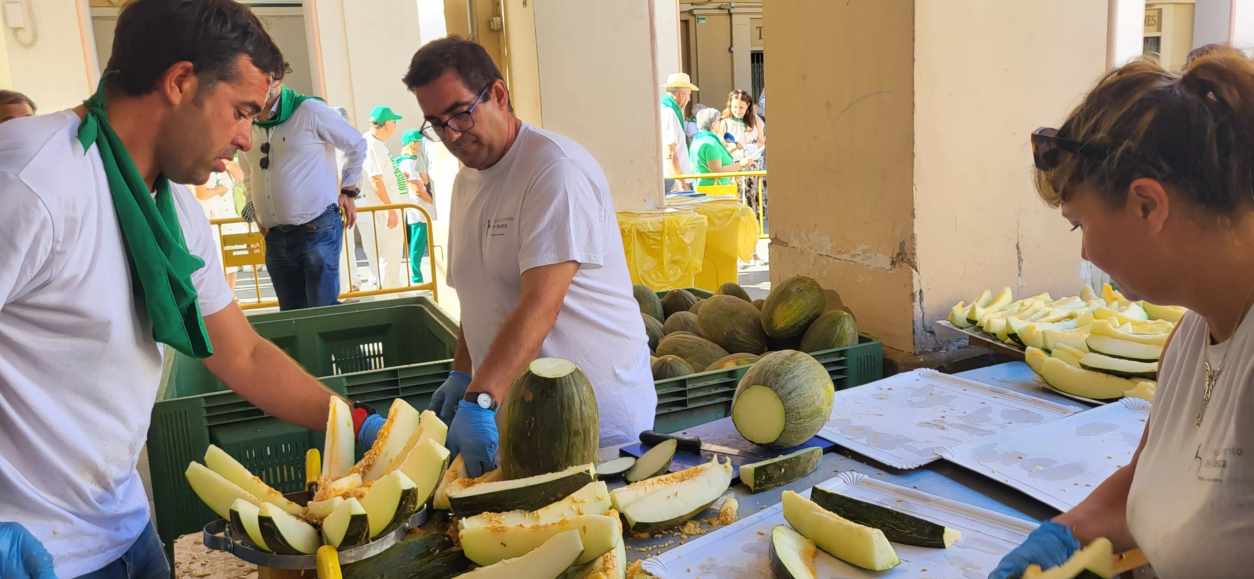 Reparto de melón y jamón en la Fiesta del Comercio de Huesca. Foto: Mercedes Manterola