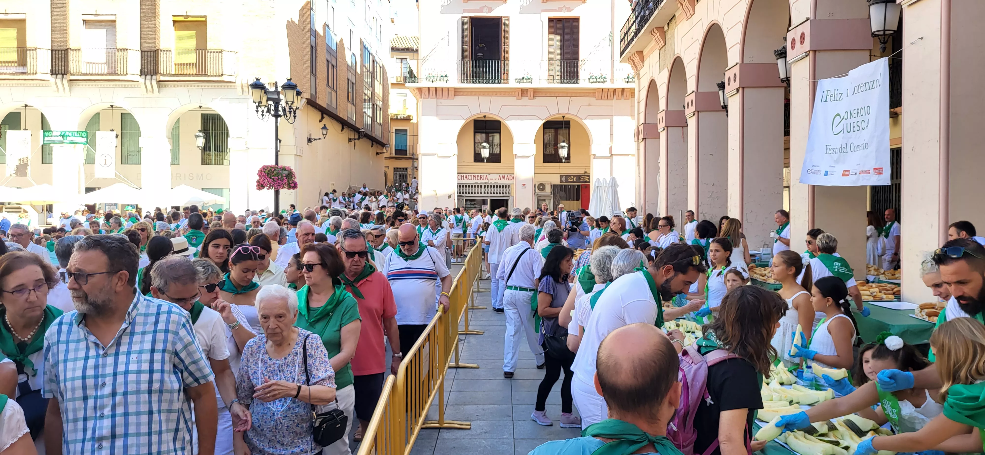 Reparto de melón y jamón en la Fiesta del Comercio de Huesca. Foto: Mercedes Manterola