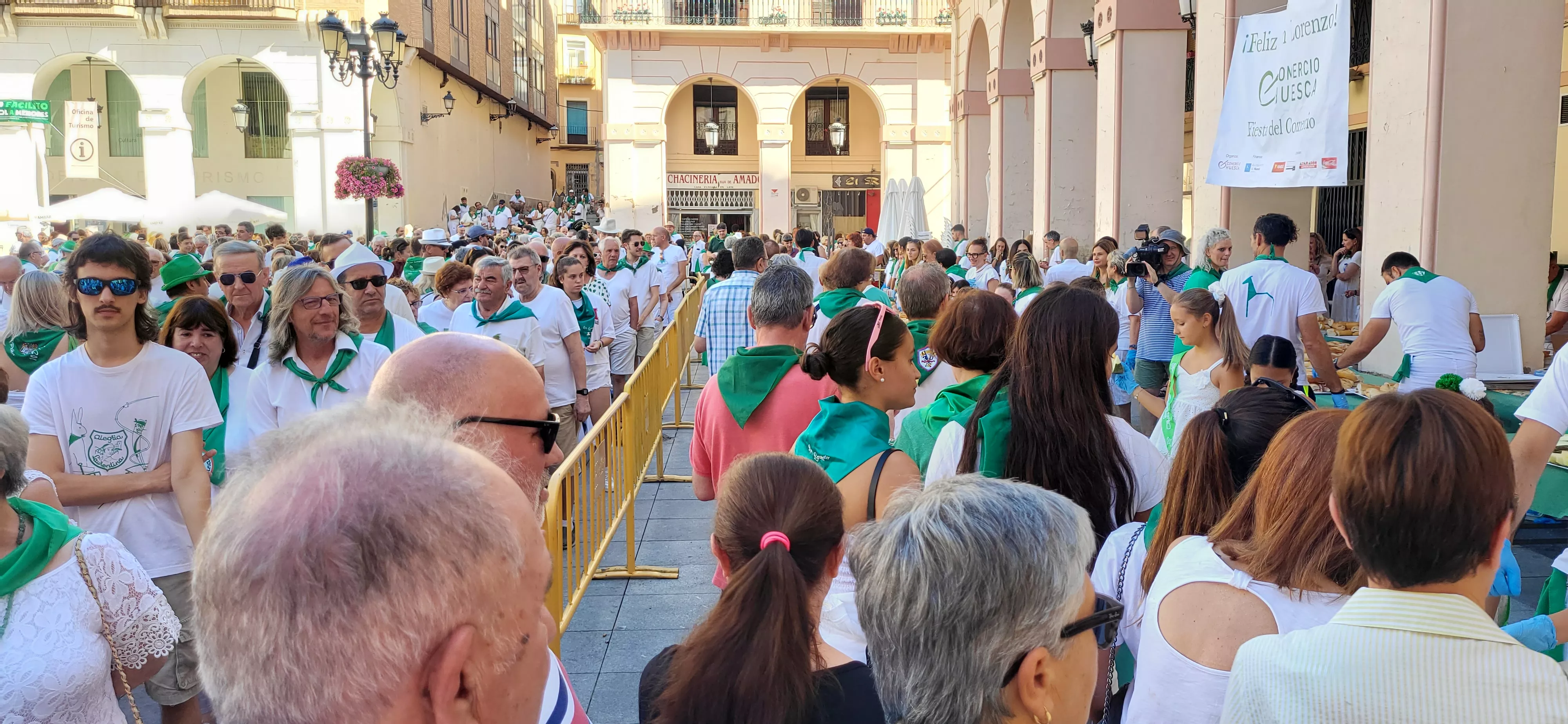 Reparto de melón y jamón en la Fiesta del Comercio de Huesca. Foto: Mercedes Manterola