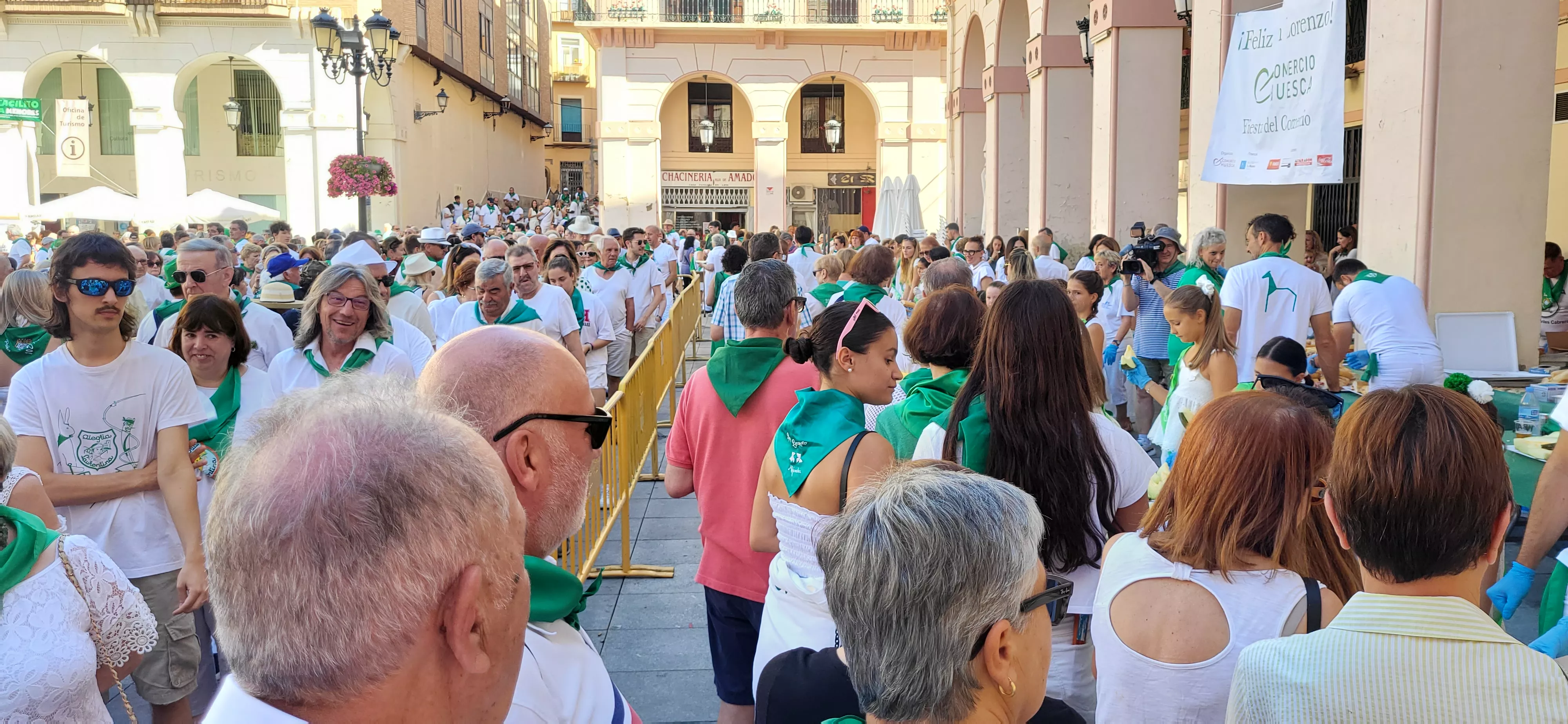 Reparto de melón y jamón en la Fiesta del Comercio de Huesca. Foto: Mercedes Manterola