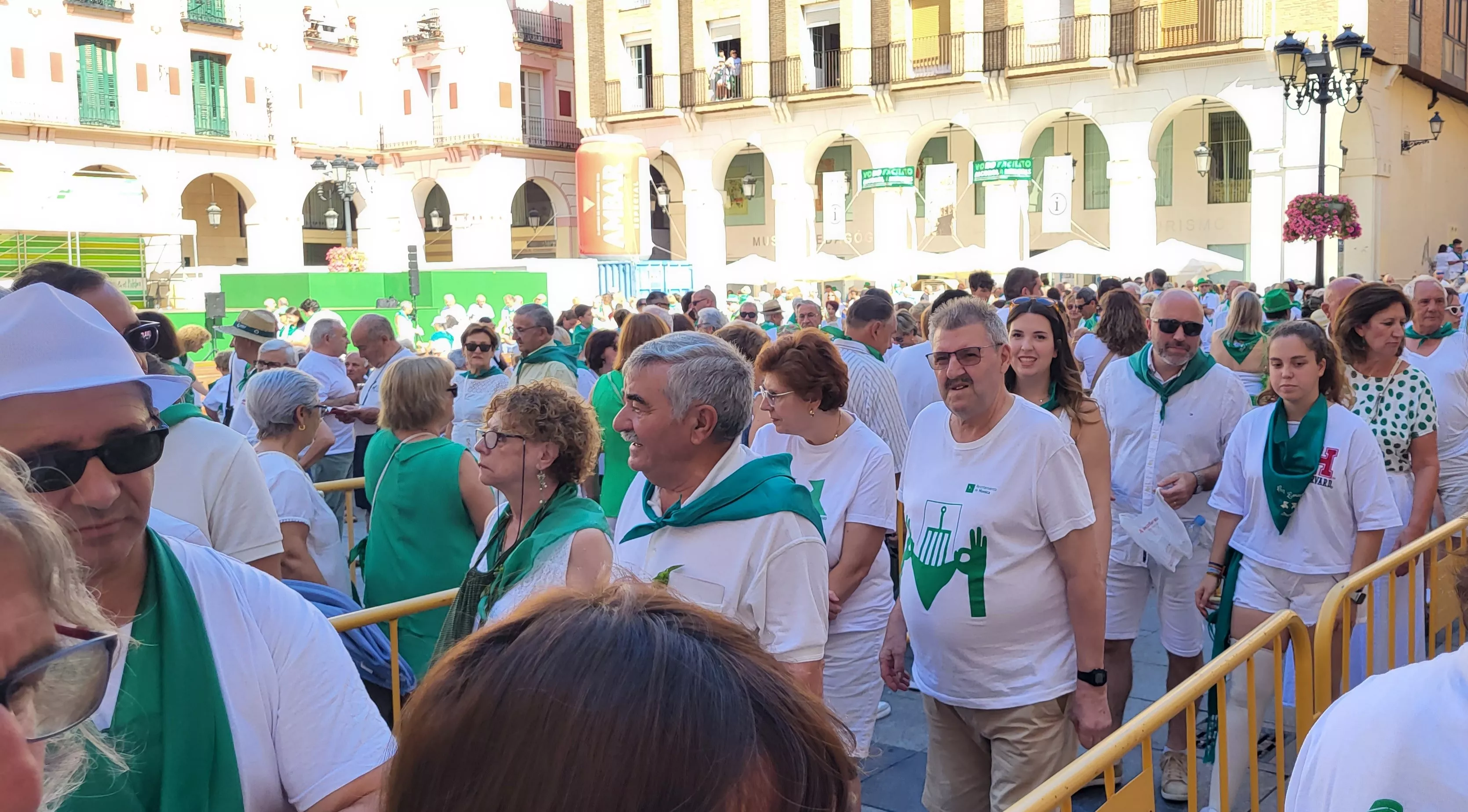 Reparto de melón y jamón en la Fiesta del Comercio de Huesca. Foto: Mercedes Manterola