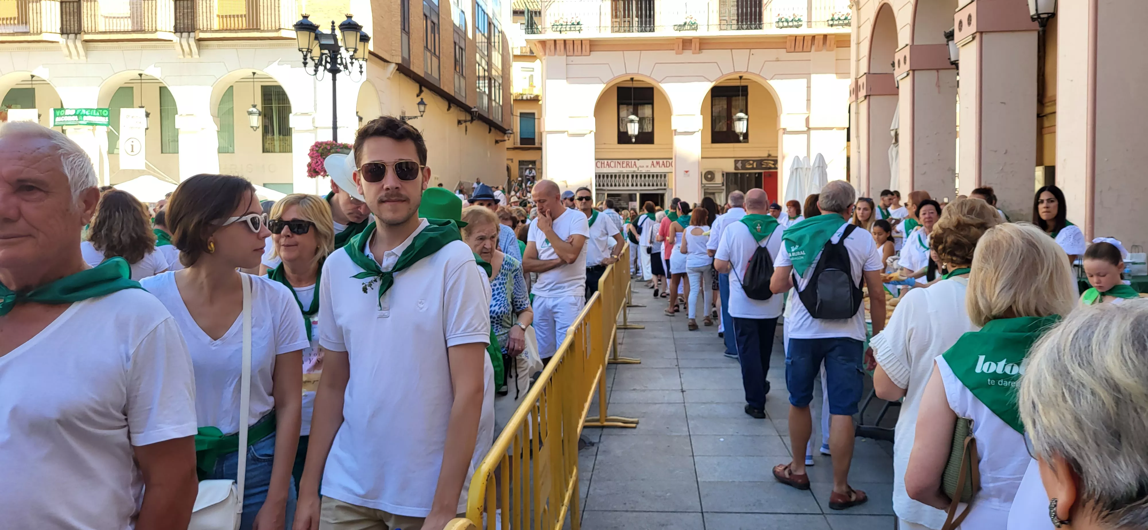 Reparto de melón y jamón en la Fiesta del Comercio de Huesca. Foto: Mercedes Manterola