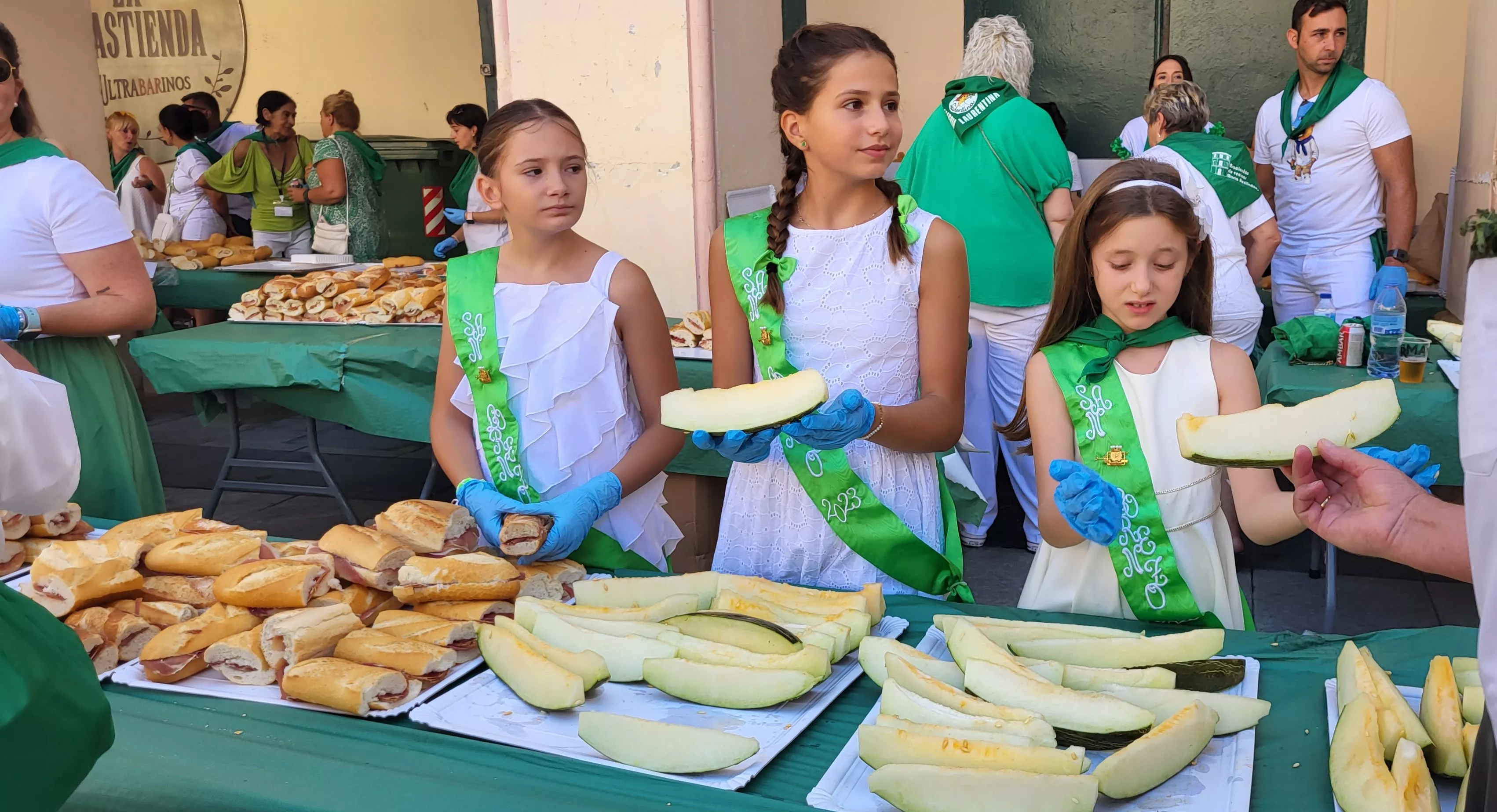 Reparto de melón y jamón en la Fiesta del Comercio de Huesca. Foto: Mercedes Manterola