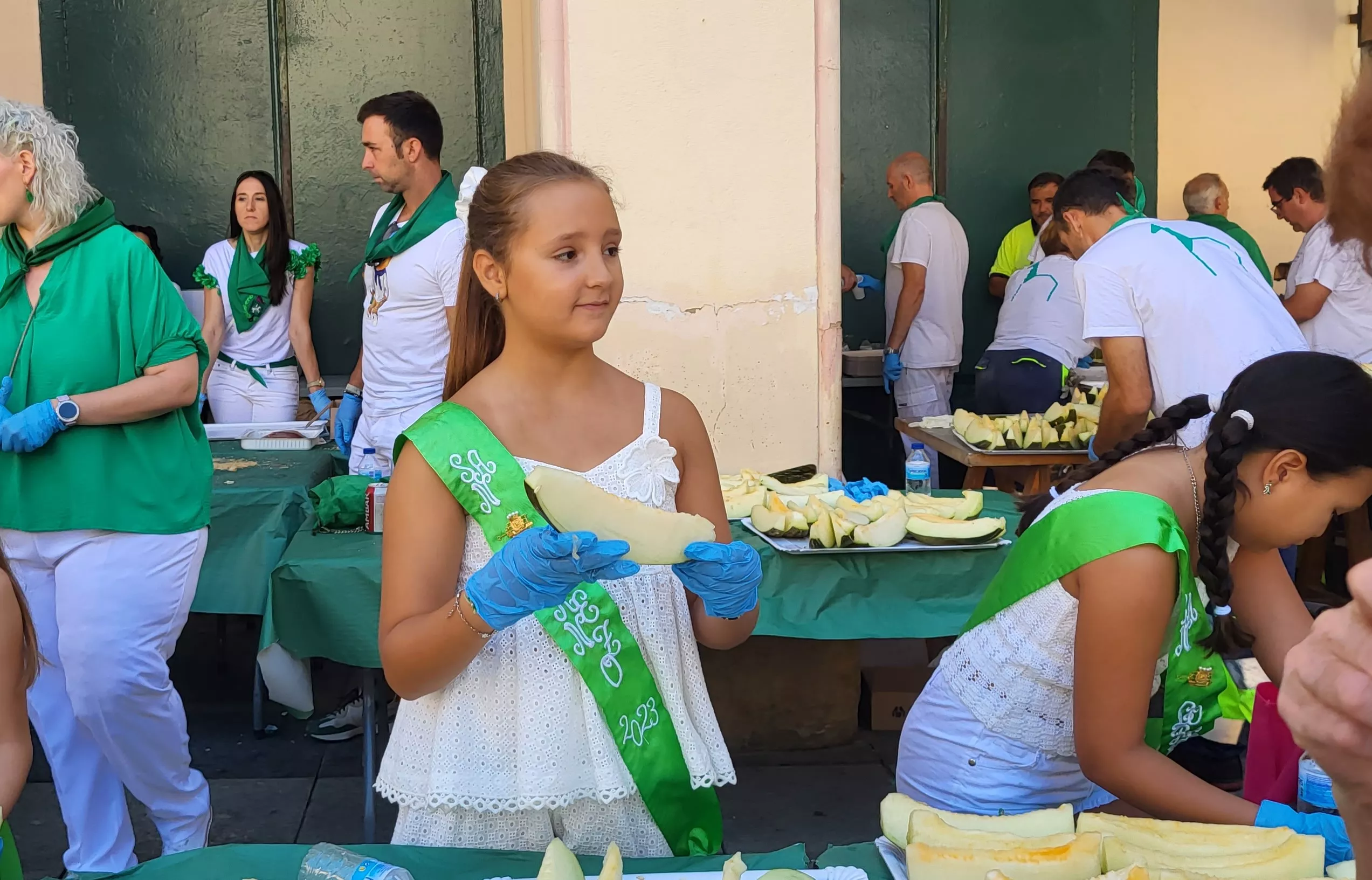 Reparto de melón y jamón en la Fiesta del Comercio de Huesca. Foto: Mercedes Manterola