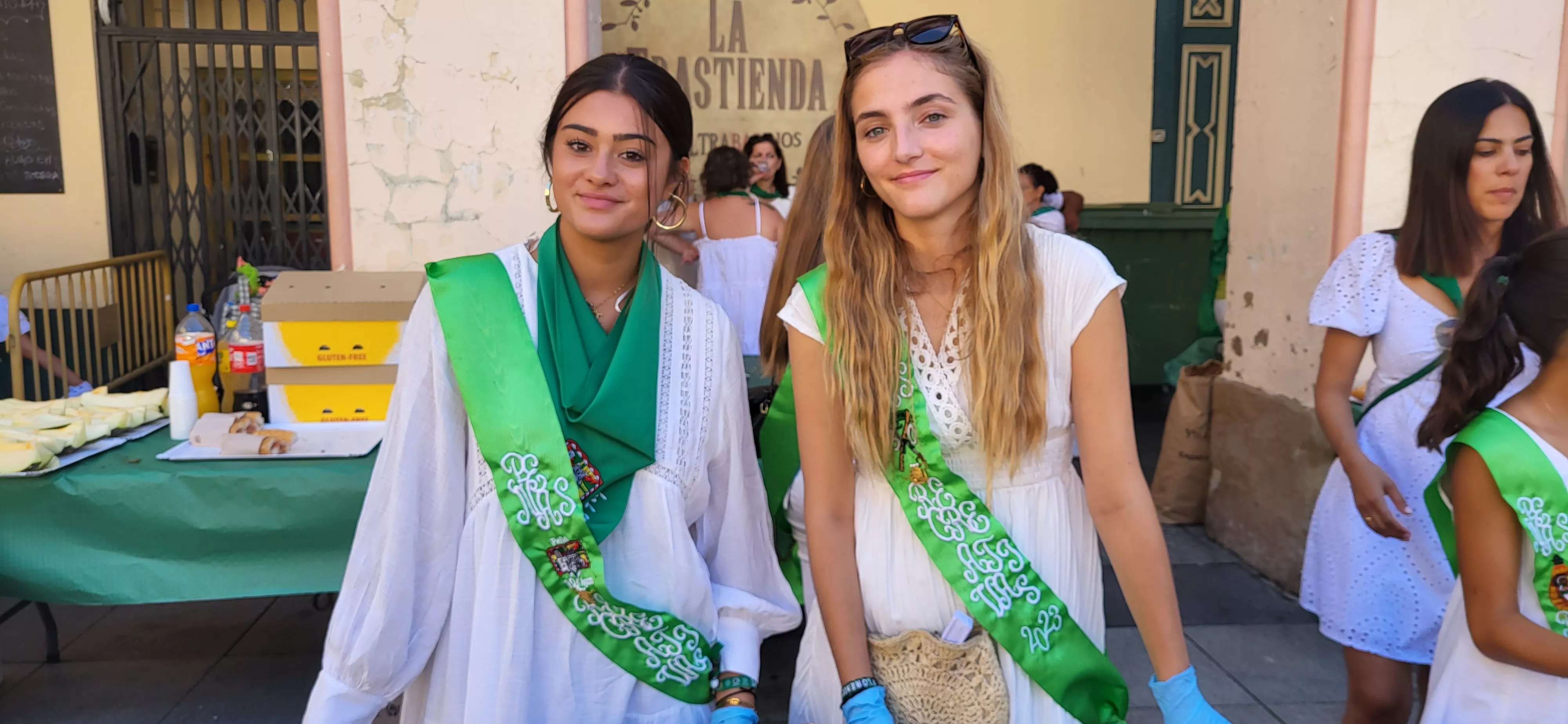 Reparto de melón y jamón en la Fiesta del Comercio de Huesca. Foto: Mercedes Manterola