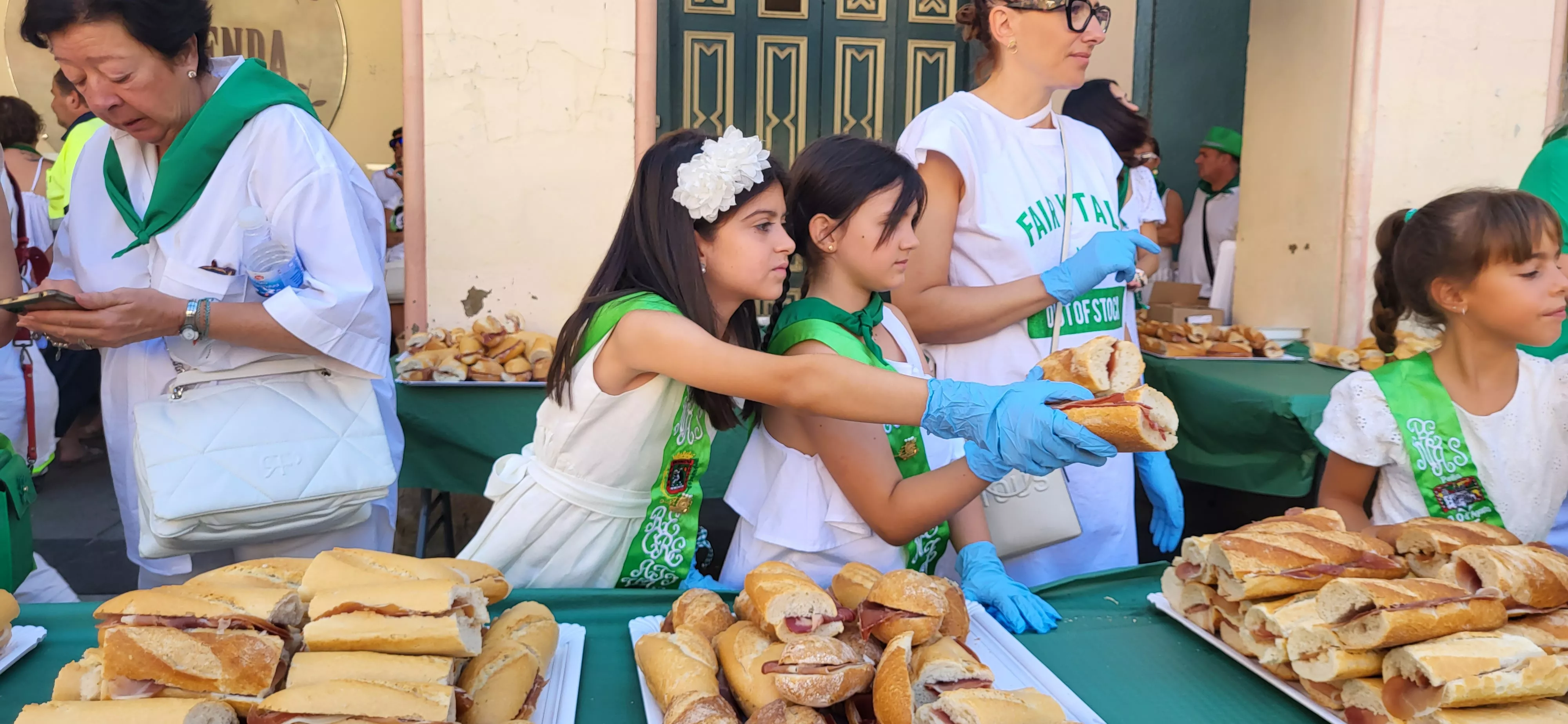 Reparto de melón y jamón en la Fiesta del Comercio de Huesca. Foto: Mercedes Manterola