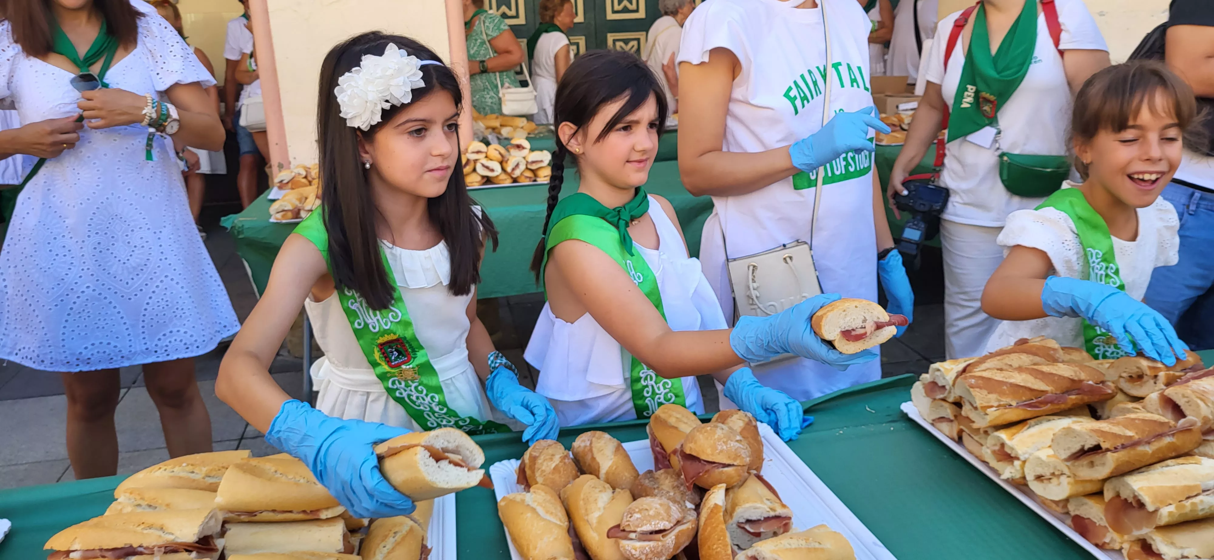 Reparto de melón y jamón en la Fiesta del Comercio de Huesca. Foto: Mercedes Manterola
