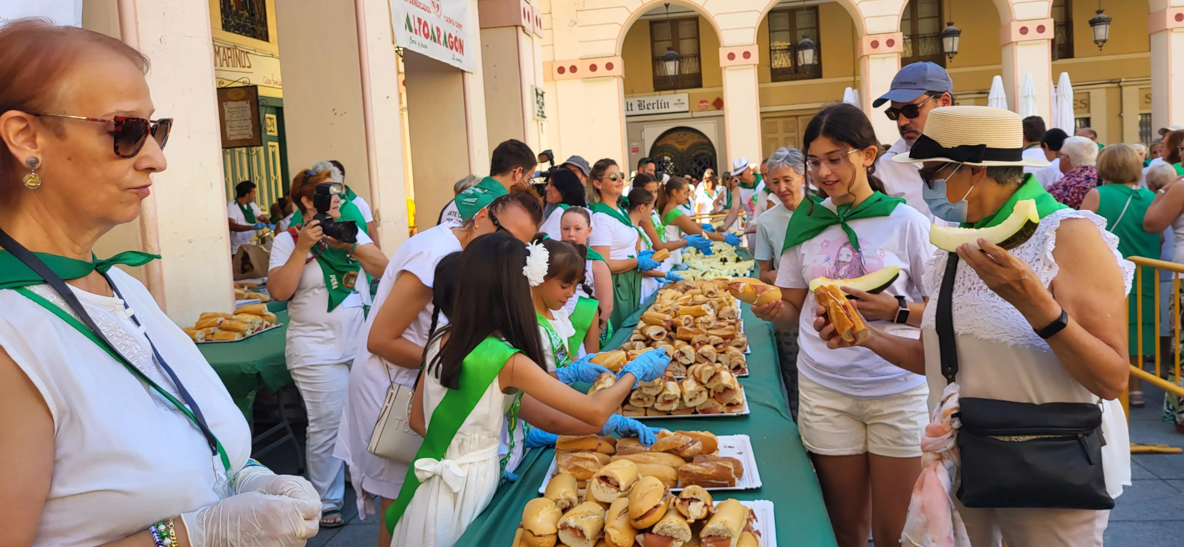 Reparto de melón y jamón en la Fiesta del Comercio de Huesca. Foto: Mercedes Manterola