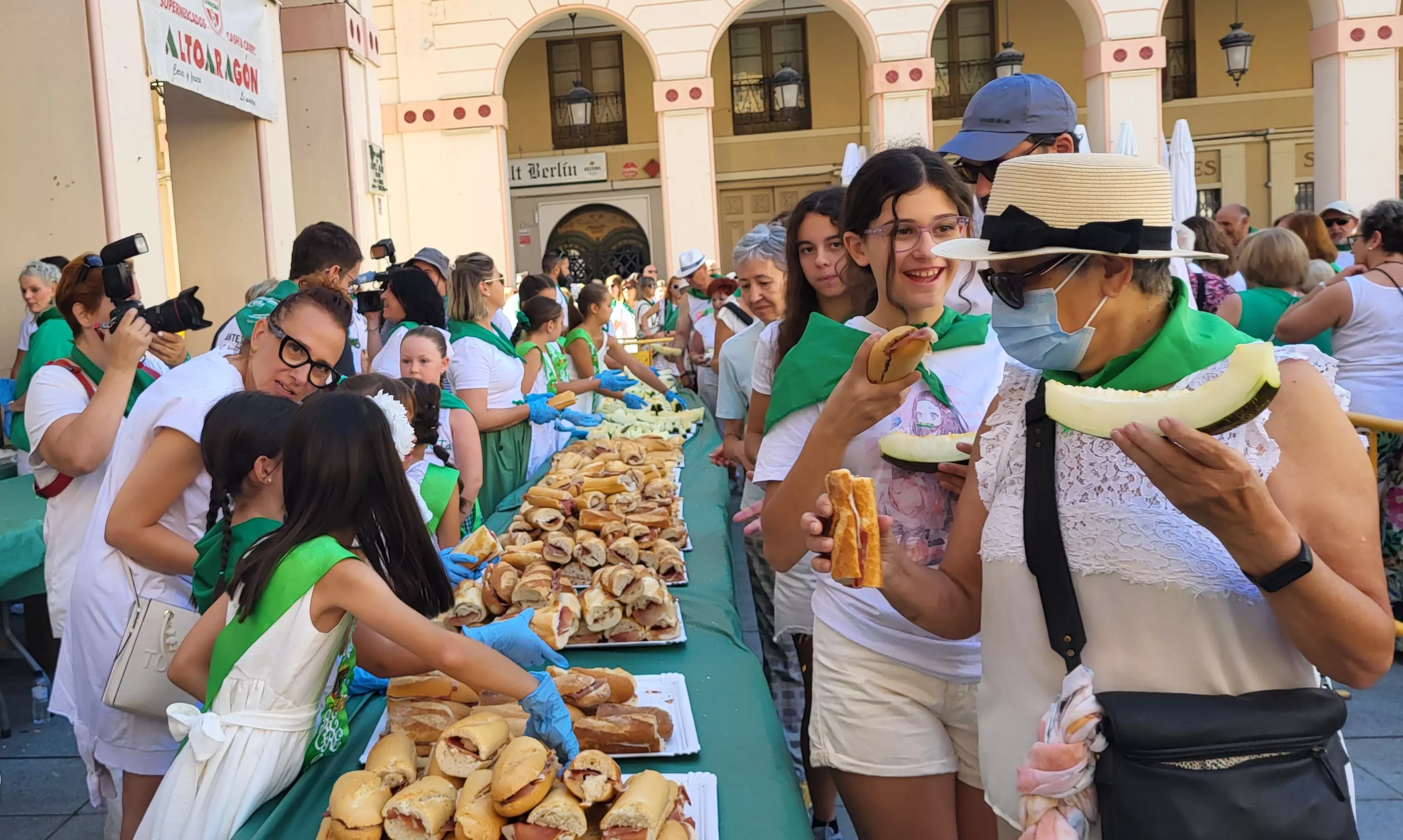 Reparto de melón y jamón en la Fiesta del Comercio de Huesca. Foto: Mercedes Manterola
