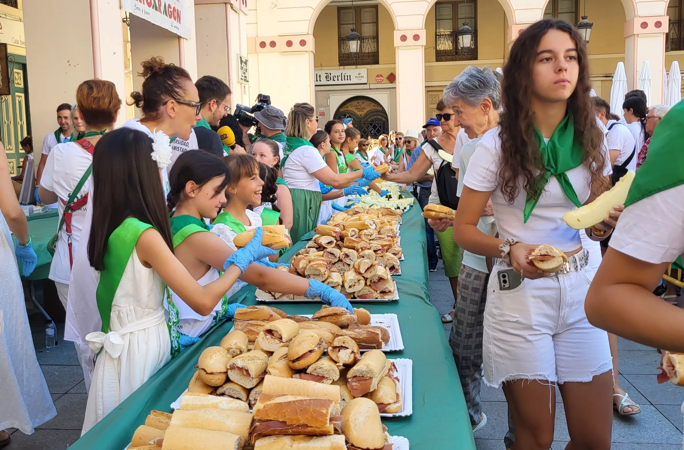 Reparto de melón y jamón en la Fiesta del Comercio de Huesca. Foto: Mercedes Manterola