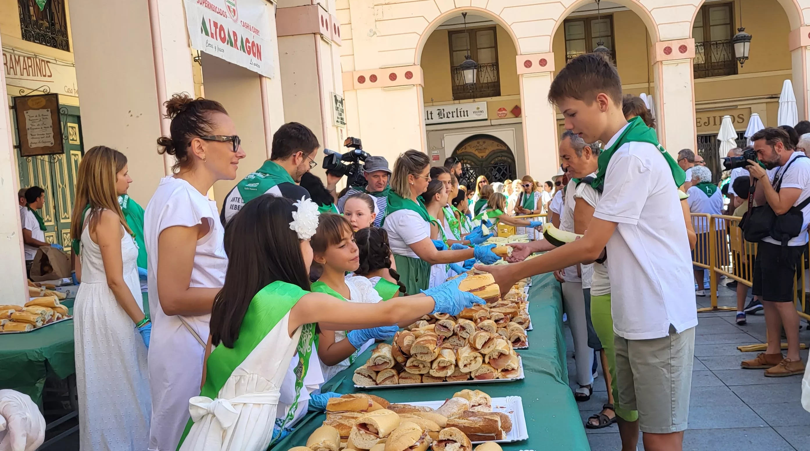 Reparto de melón y jamón en la Fiesta del Comercio de Huesca. Foto: Mercedes Manterola