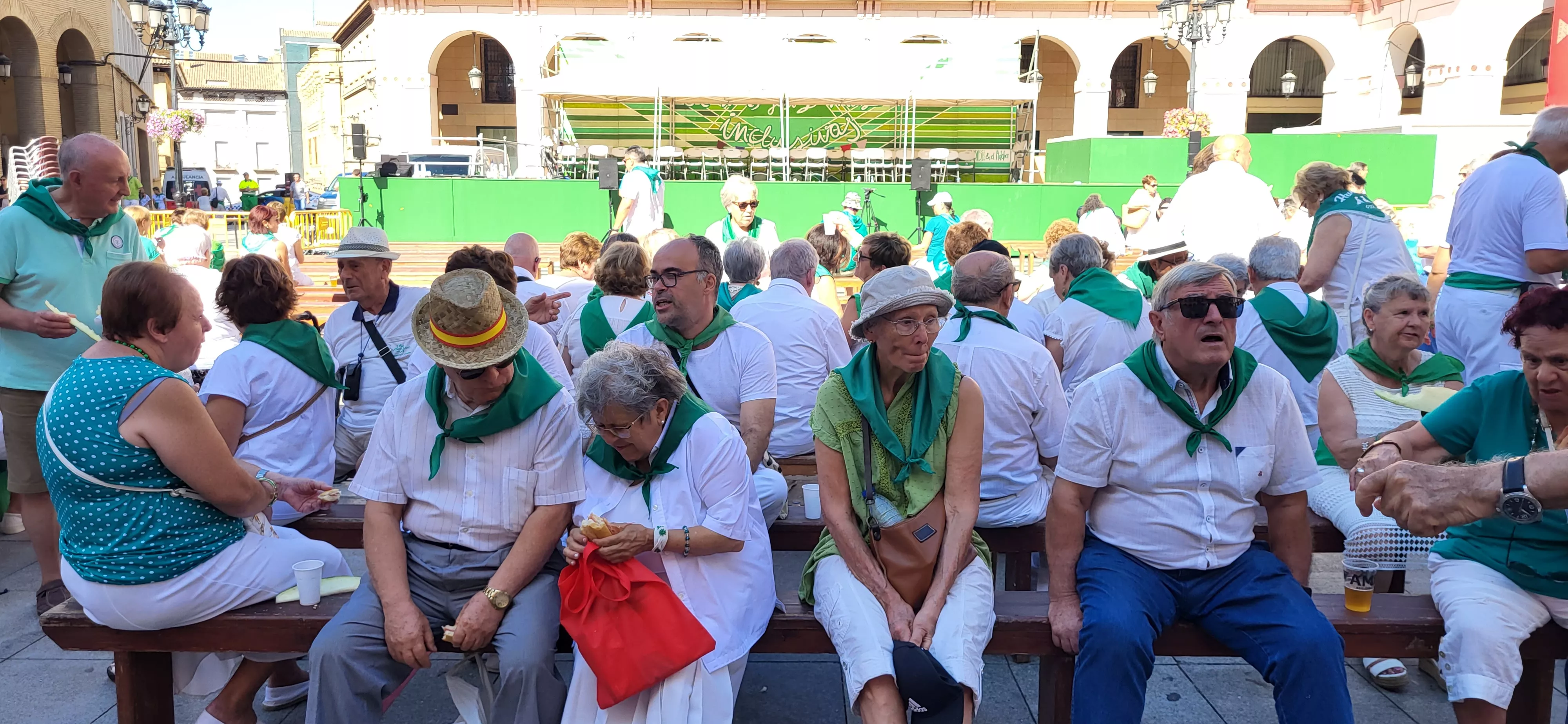 Reparto de melón y jamón en la Fiesta del Comercio de Huesca. Foto: Mercedes Manterola