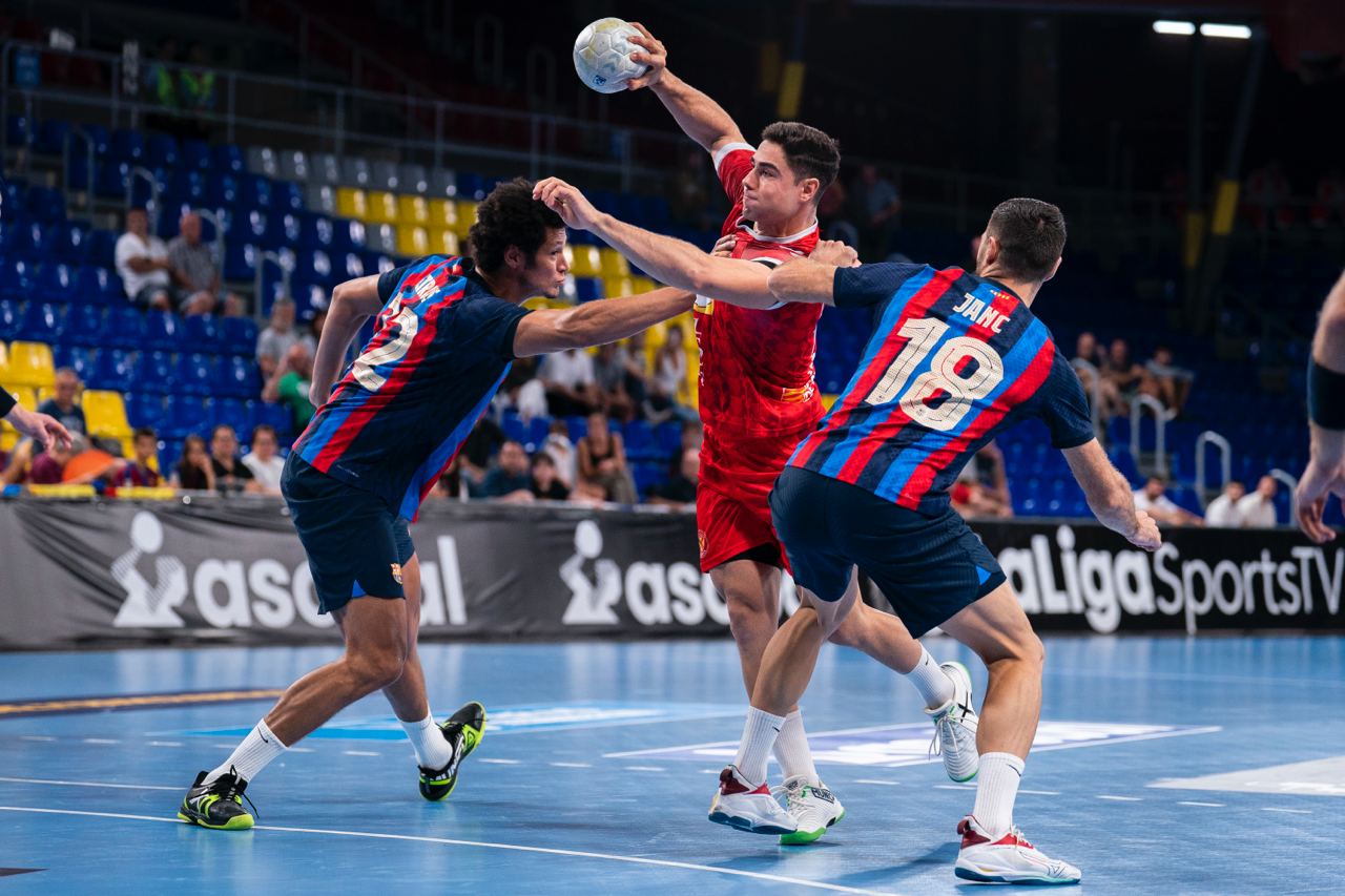 Ignacio Suárez, jugador de Bada Huesca, intenta un disparo ante dos jugadores culés. Foto: Sara Gordon