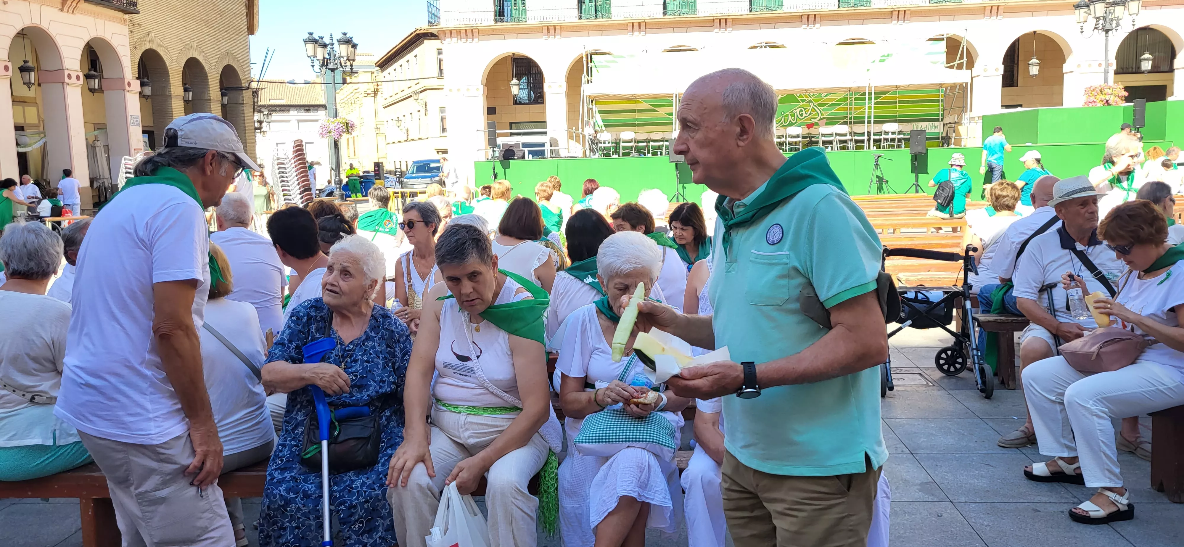 Reparto de melón y jamón en la Fiesta del Comercio de Huesca. Foto: Mercedes Manterola