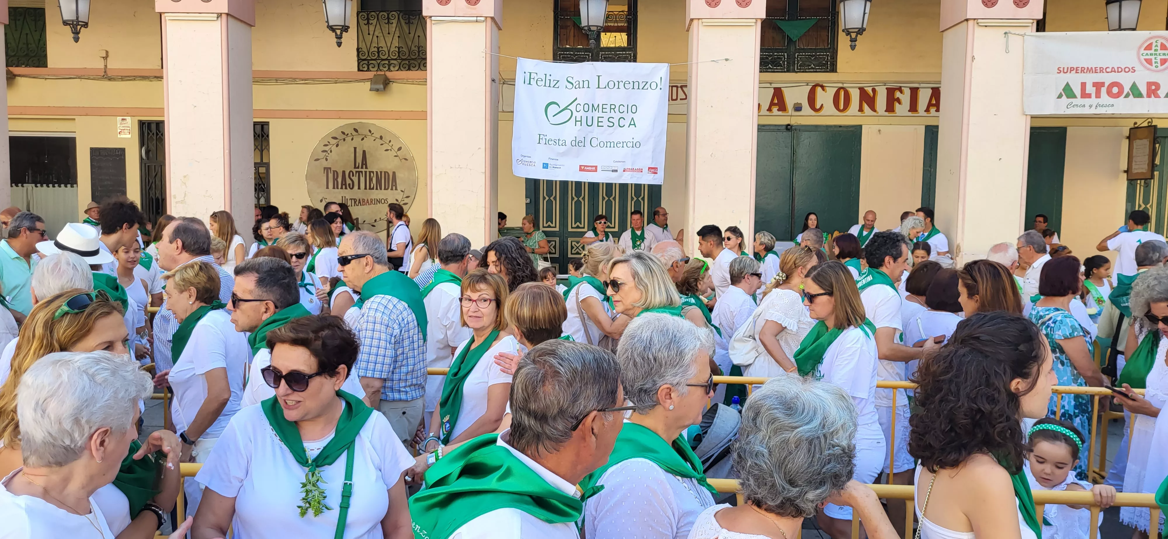 Reparto de melón y jamón en la Fiesta del Comercio de Huesca. Foto: Mercedes Manterola