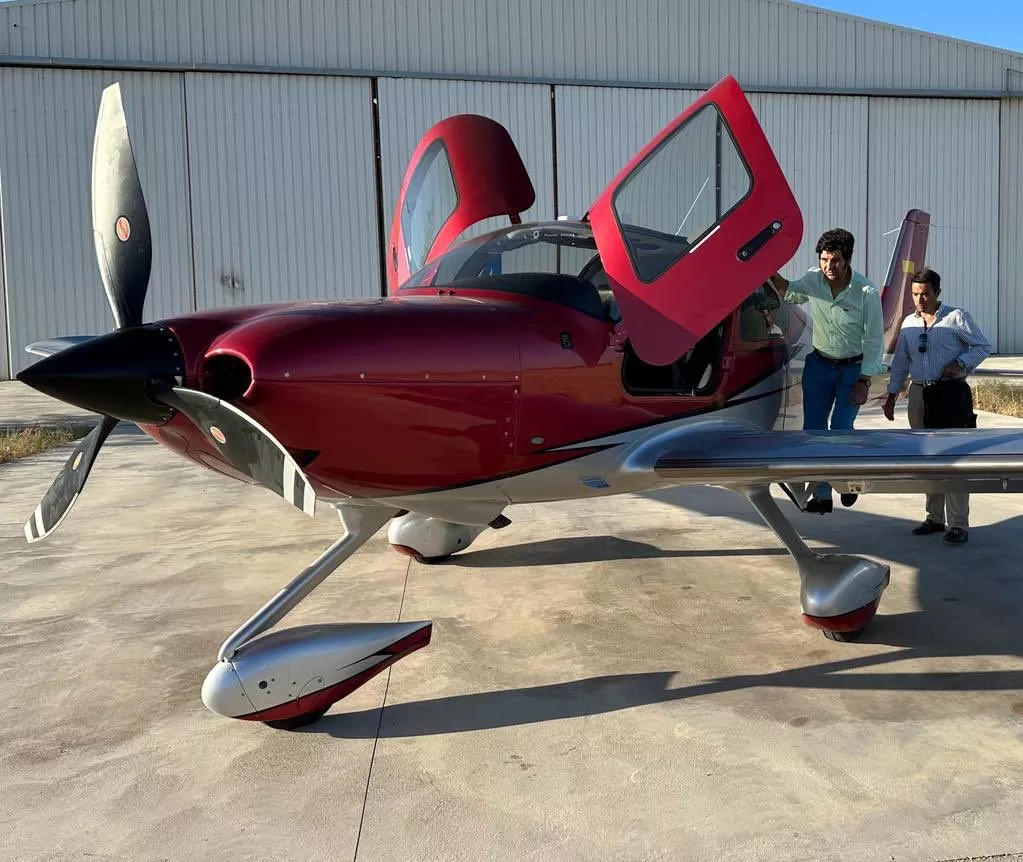 Morante, en avioneta, ha aterrizado esta mañana en Monflorite para torear esta tarde en Huesca.