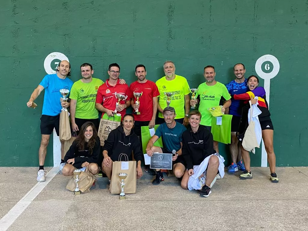Foto de familia del torneo biesquense.