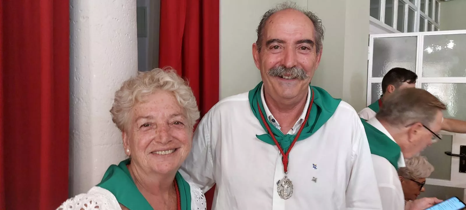 África Moyano y Joaquín Almerge, priores saliente y entrante de la Real Cofradía de San Lorenzo