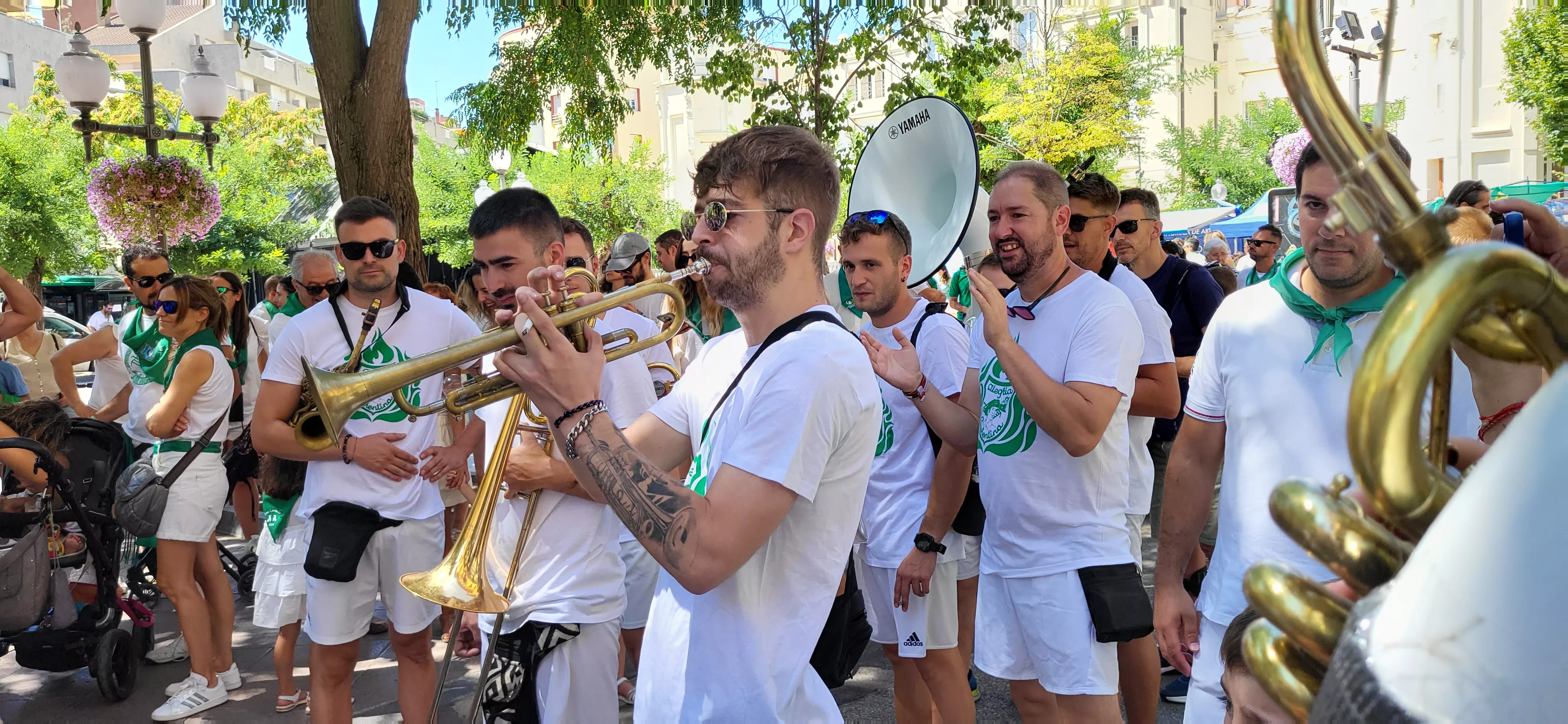 Las charangas de las peñas animan la mañana del 11 de agosto en la plaza de Navarra.
