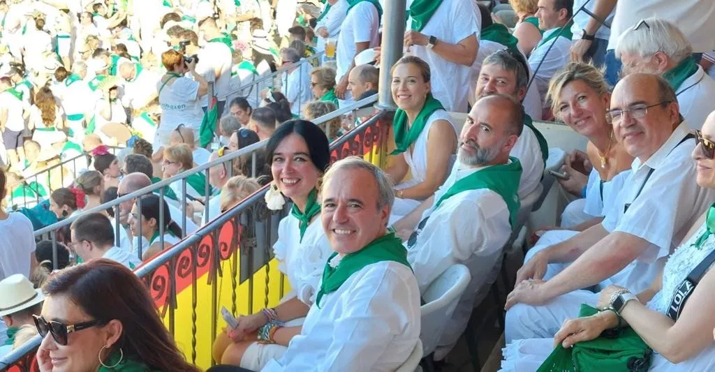 Jorge Azcón y Lorena Orduna, con otras autoridades en el palco de la Plaza de Toros de Huesca
