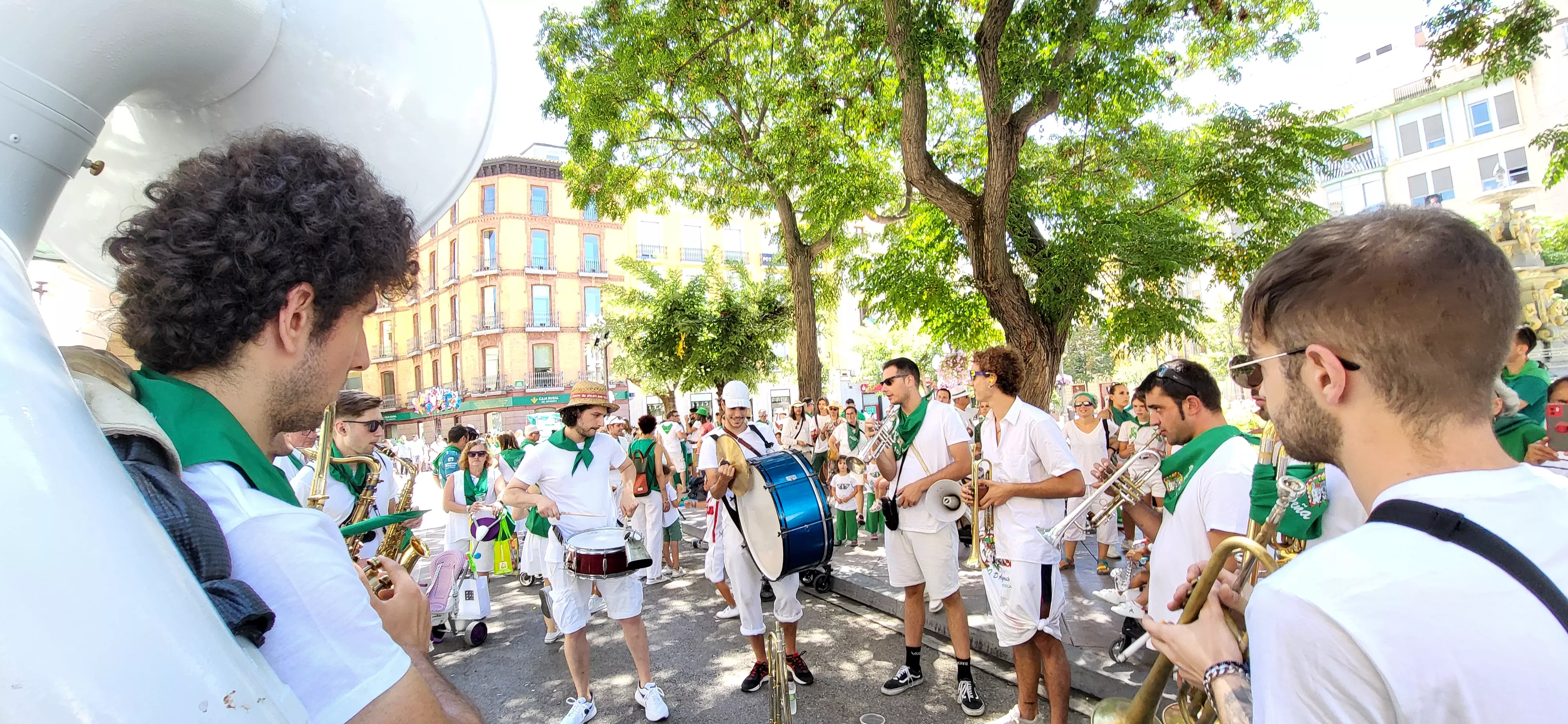 Encuentro de charangas de peñas en la plaza de Navarra. Foto: Mercedes Manterola