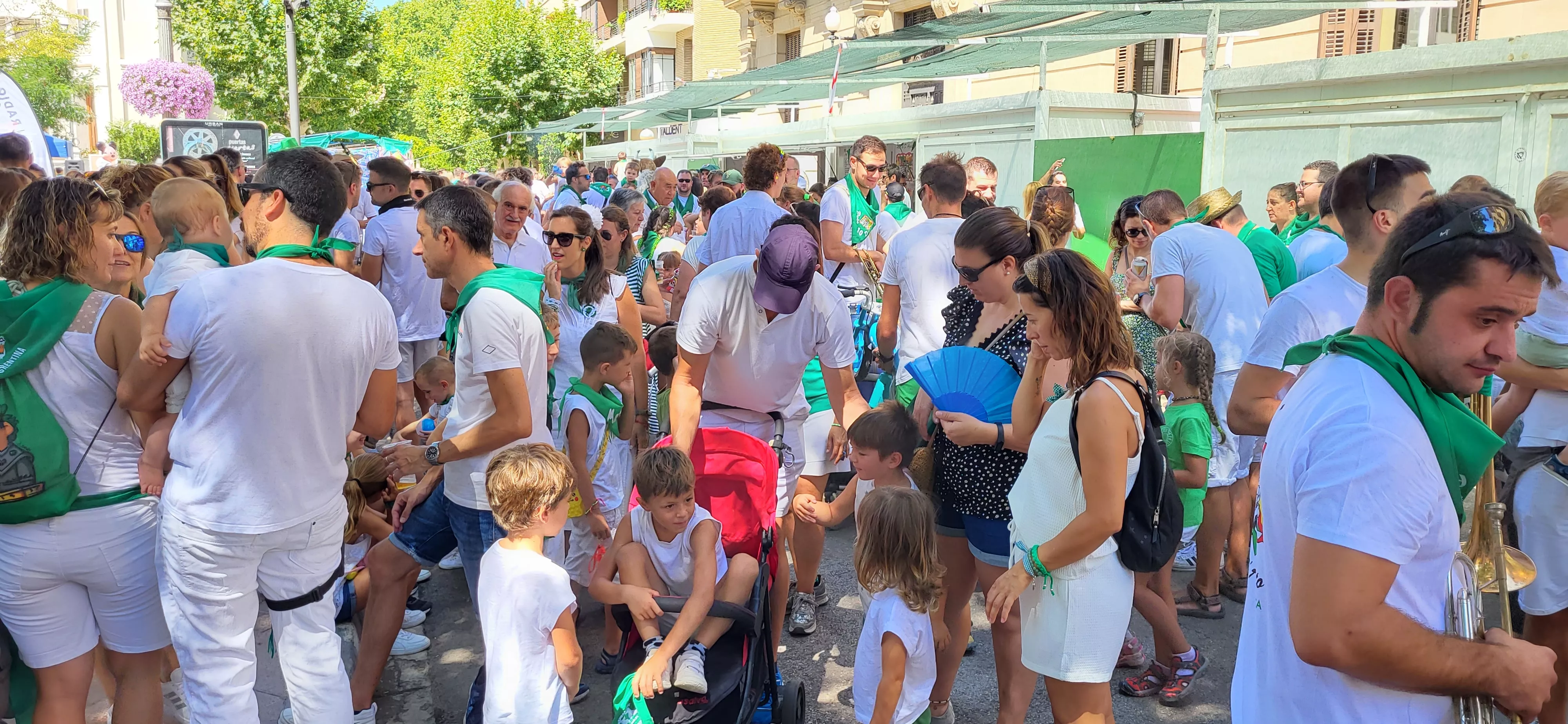 Encuentro de charangas de peñas en la plaza de Navarra. Foto: Mercedes Manterola