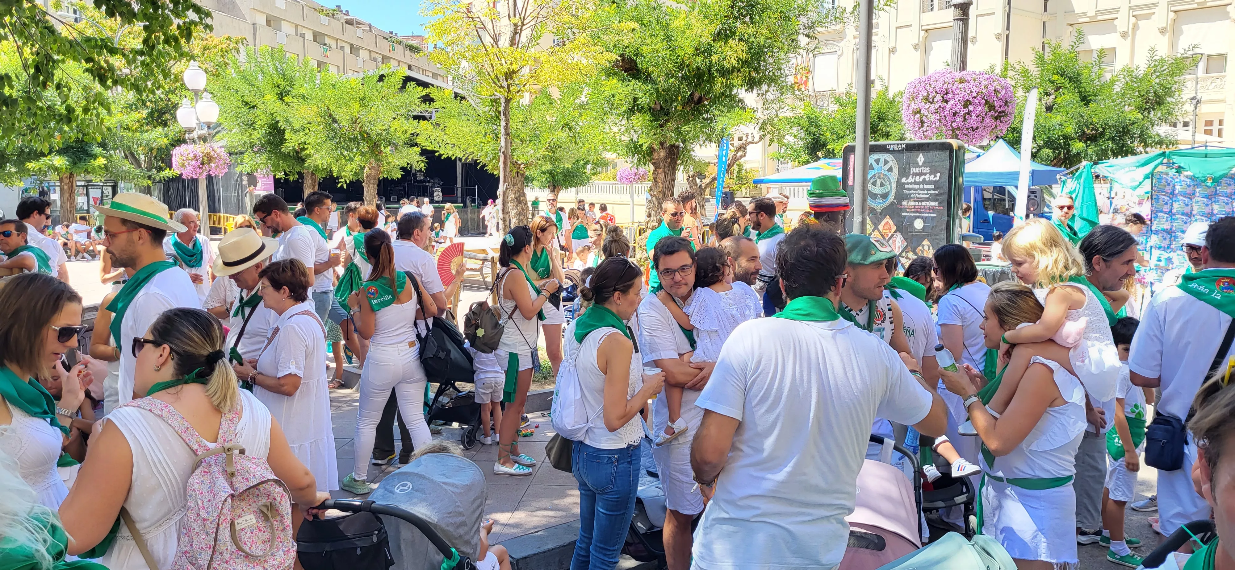 Encuentro de charangas de peñas en la plaza de Navarra. Foto: Mercedes Manterola