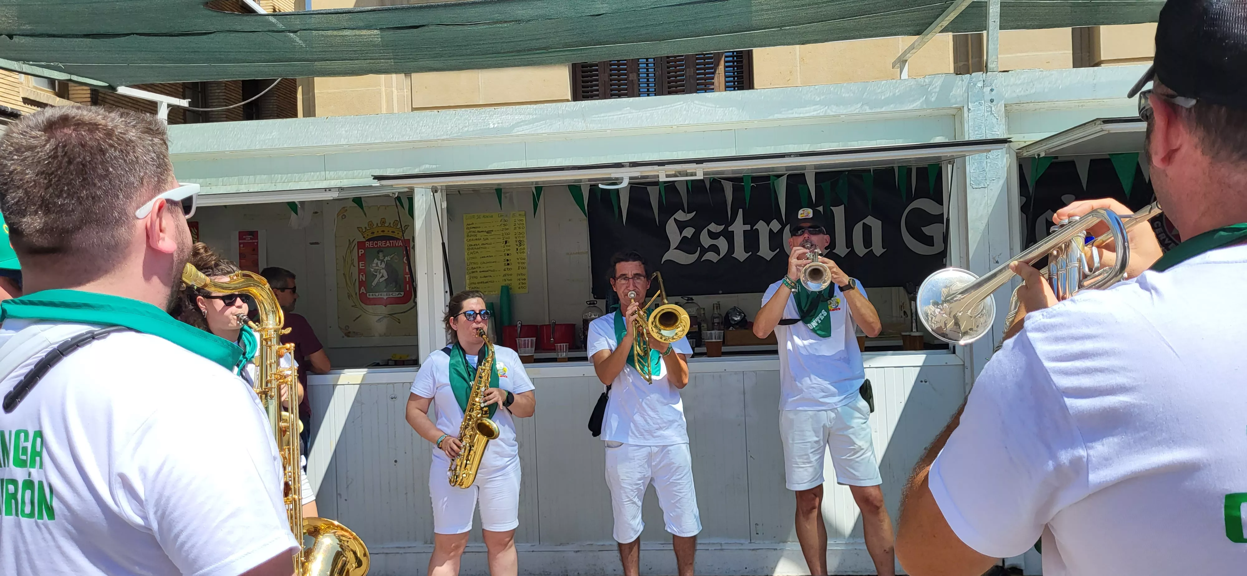 Encuentro de charangas de peñas en la plaza de Navarra. Foto: Mercedes Manterola