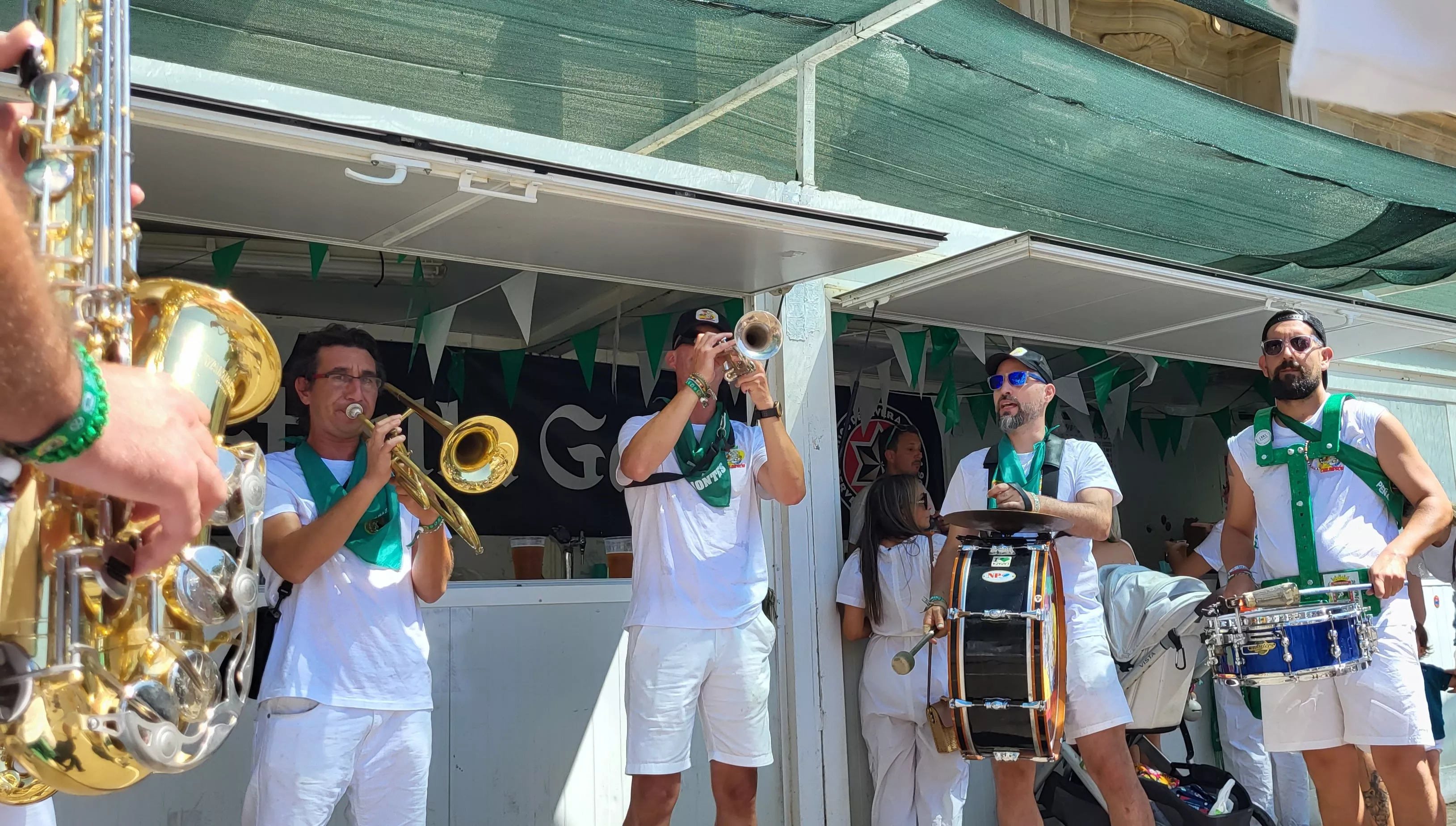 Encuentro de charangas de peñas en la plaza de Navarra. Foto: Mercedes Manterola