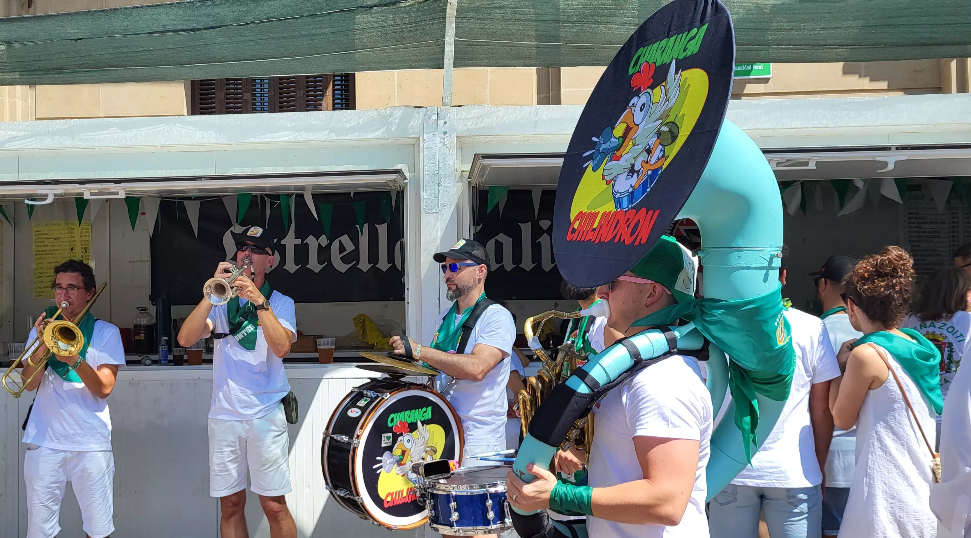 Encuentro de charangas de peñas en la plaza de Navarra. Foto: Mercedes Manterola