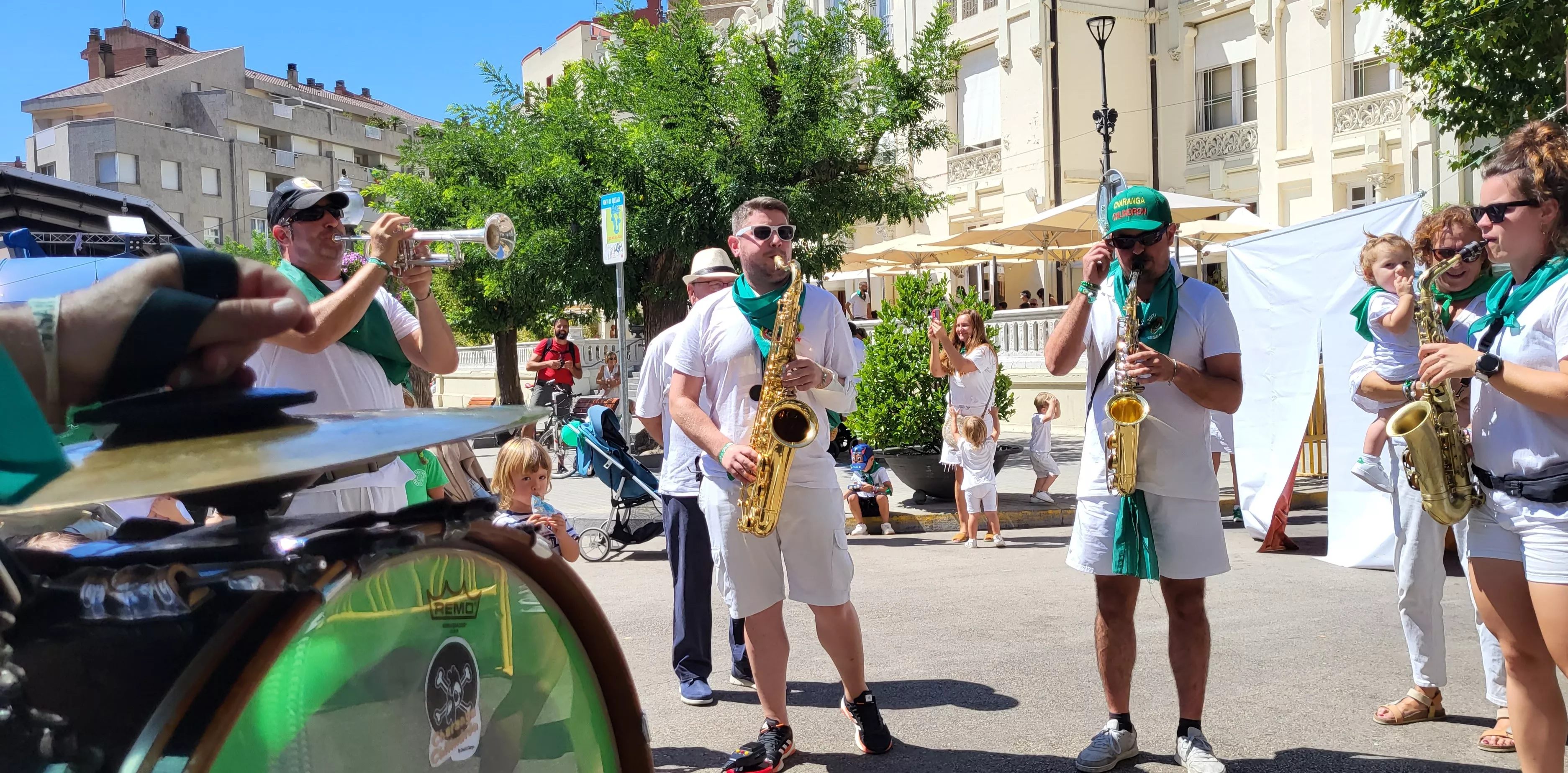 Encuentro de charangas de peñas en la plaza de Navarra. Foto: Mercedes Manterola