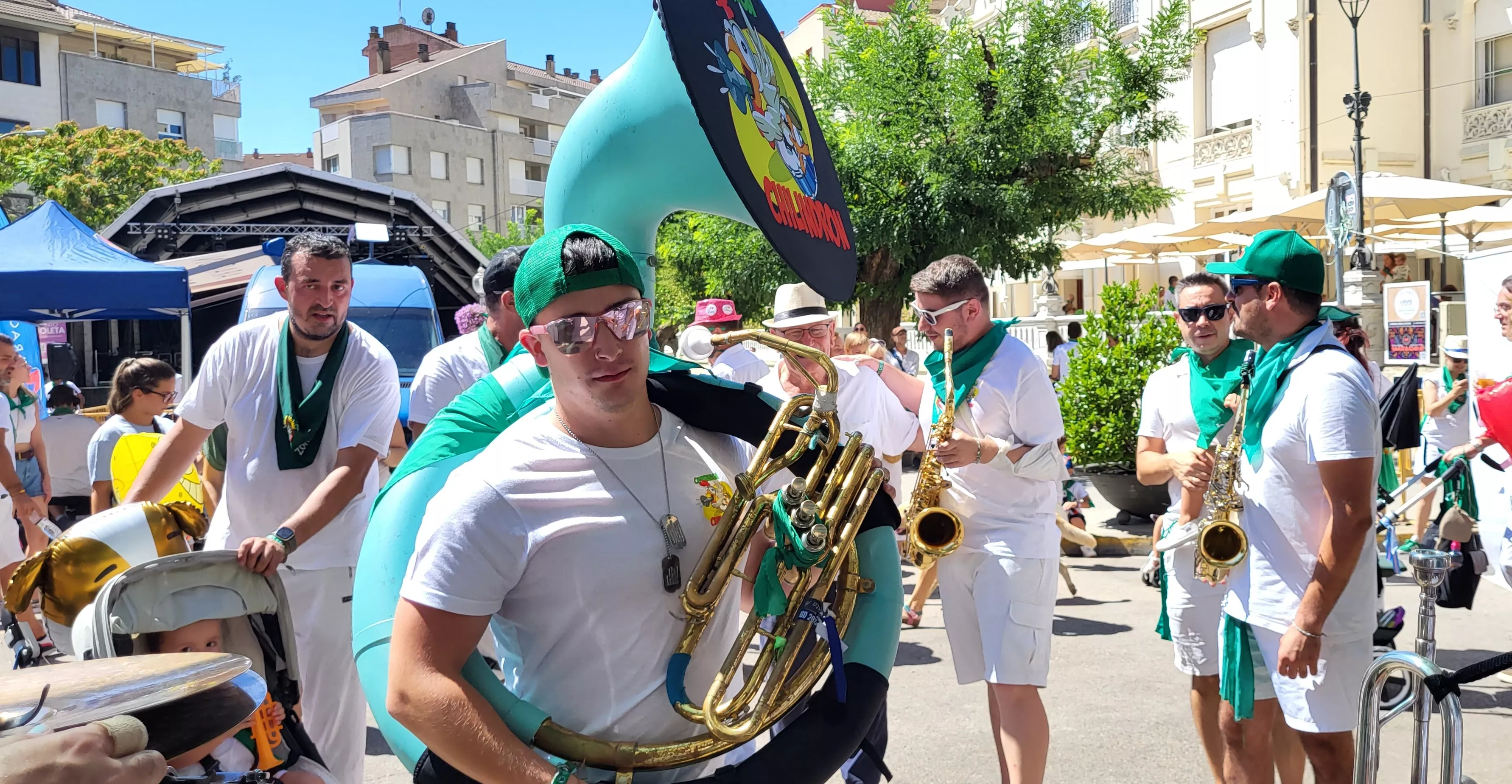 Encuentro de charangas de peñas en la plaza de Navarra. Foto: Mercedes Manterola