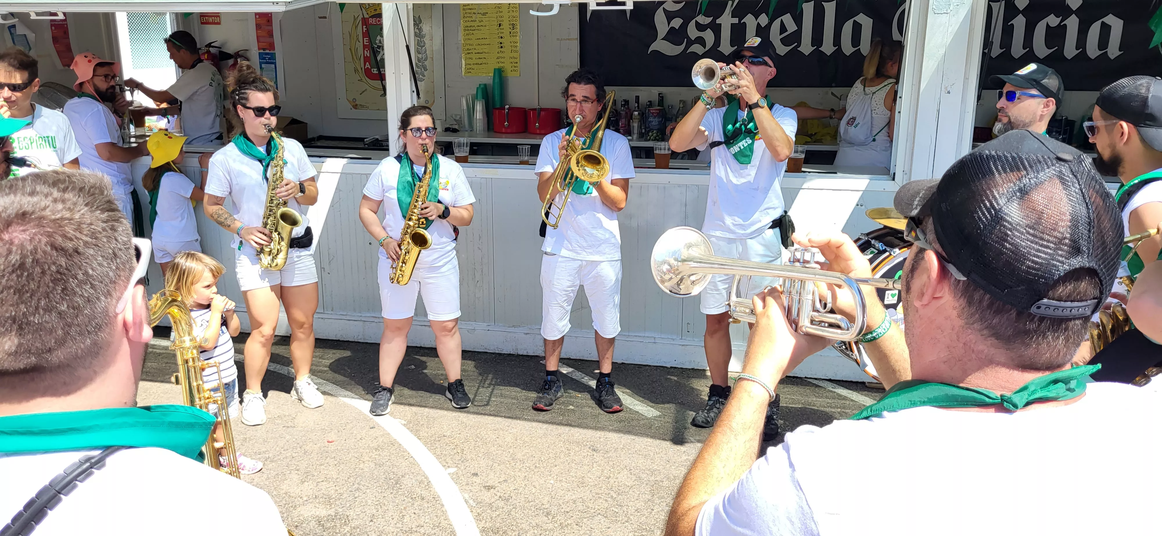 Encuentro de charangas de peñas en la plaza de Navarra. Foto: Mercedes Manterola