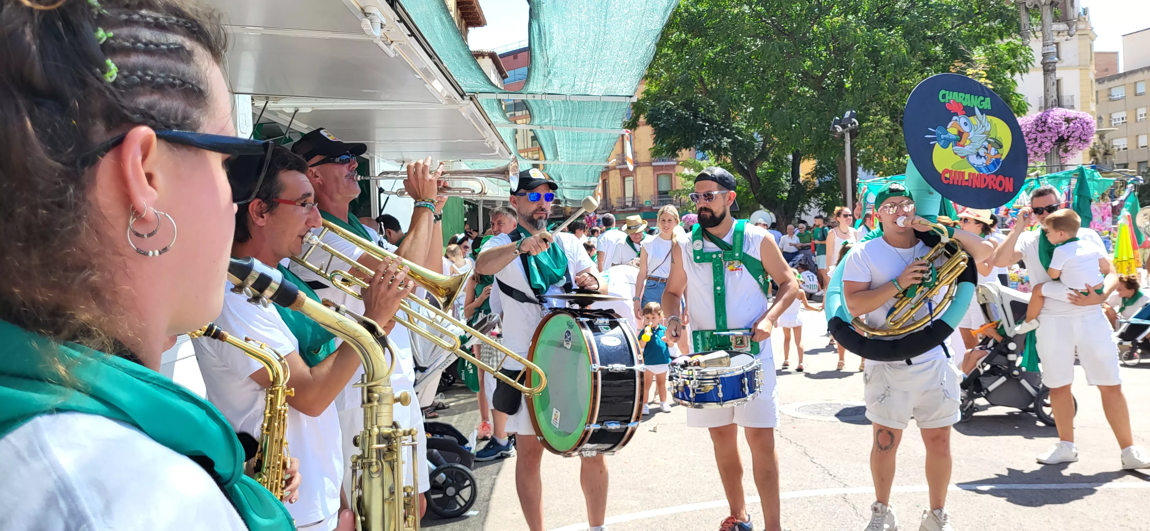 Encuentro de charangas de peñas en la plaza de Navarra. Foto: Mercedes Manterola