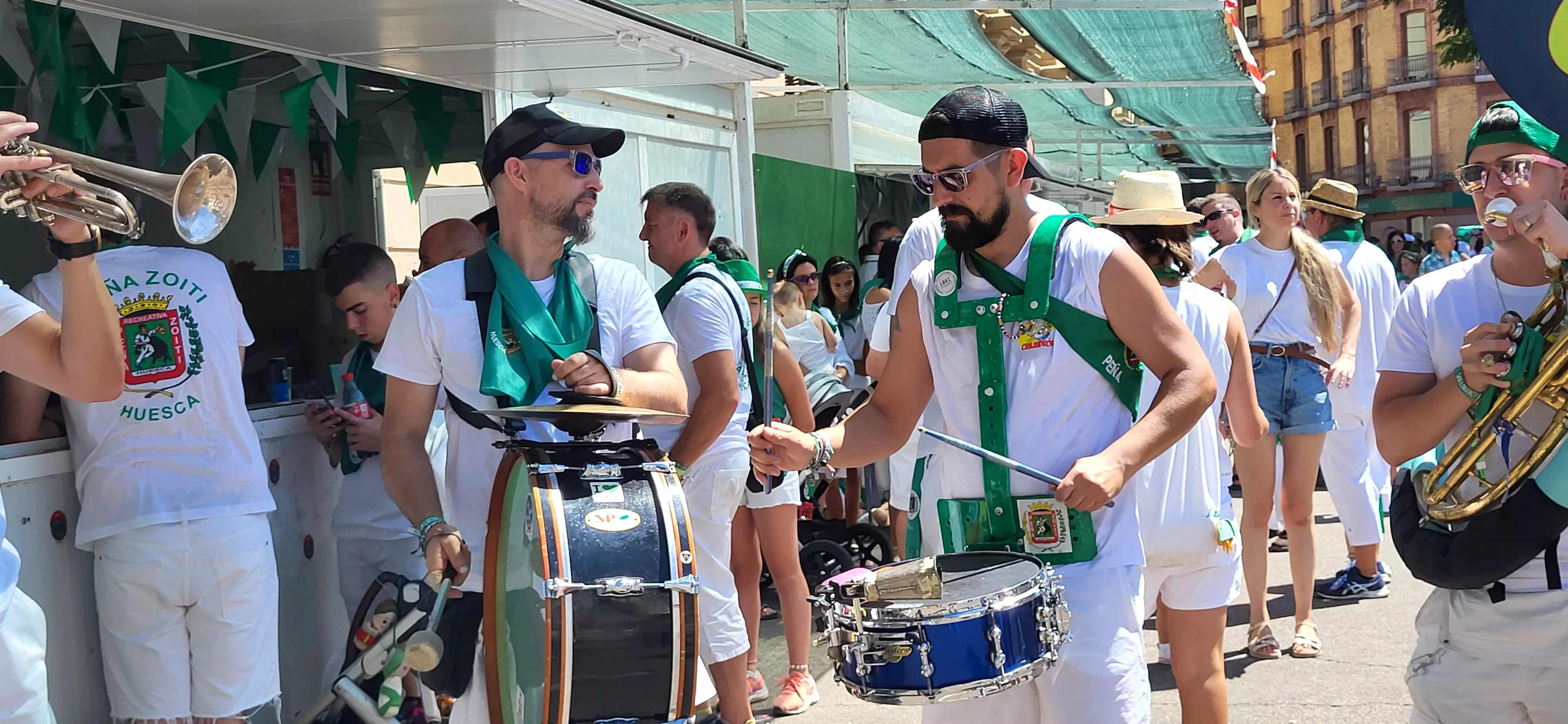 Encuentro de charangas de peñas en la plaza de Navarra. Foto: Mercedes Manterola