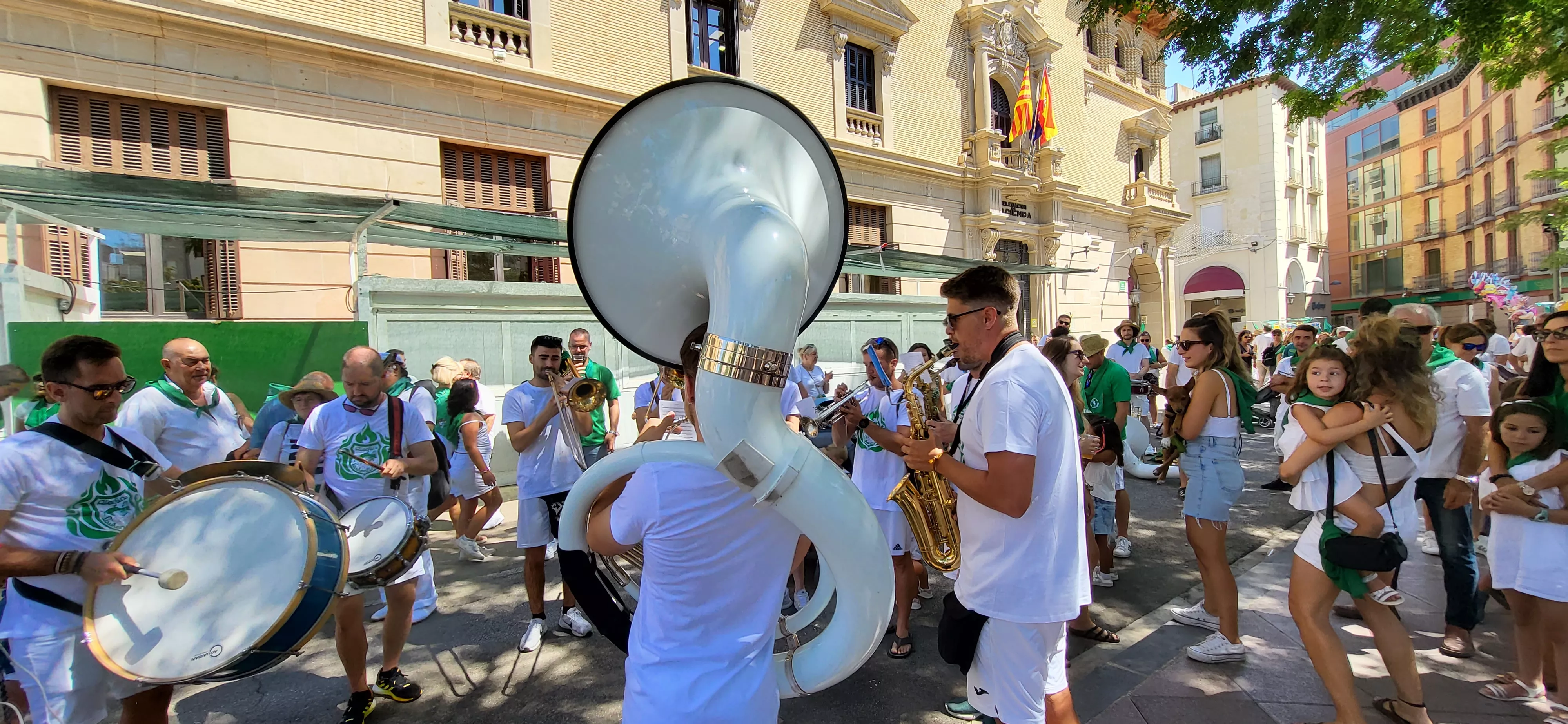 Encuentro de charangas de peñas en la plaza de Navarra. Foto: Mercedes Manterola