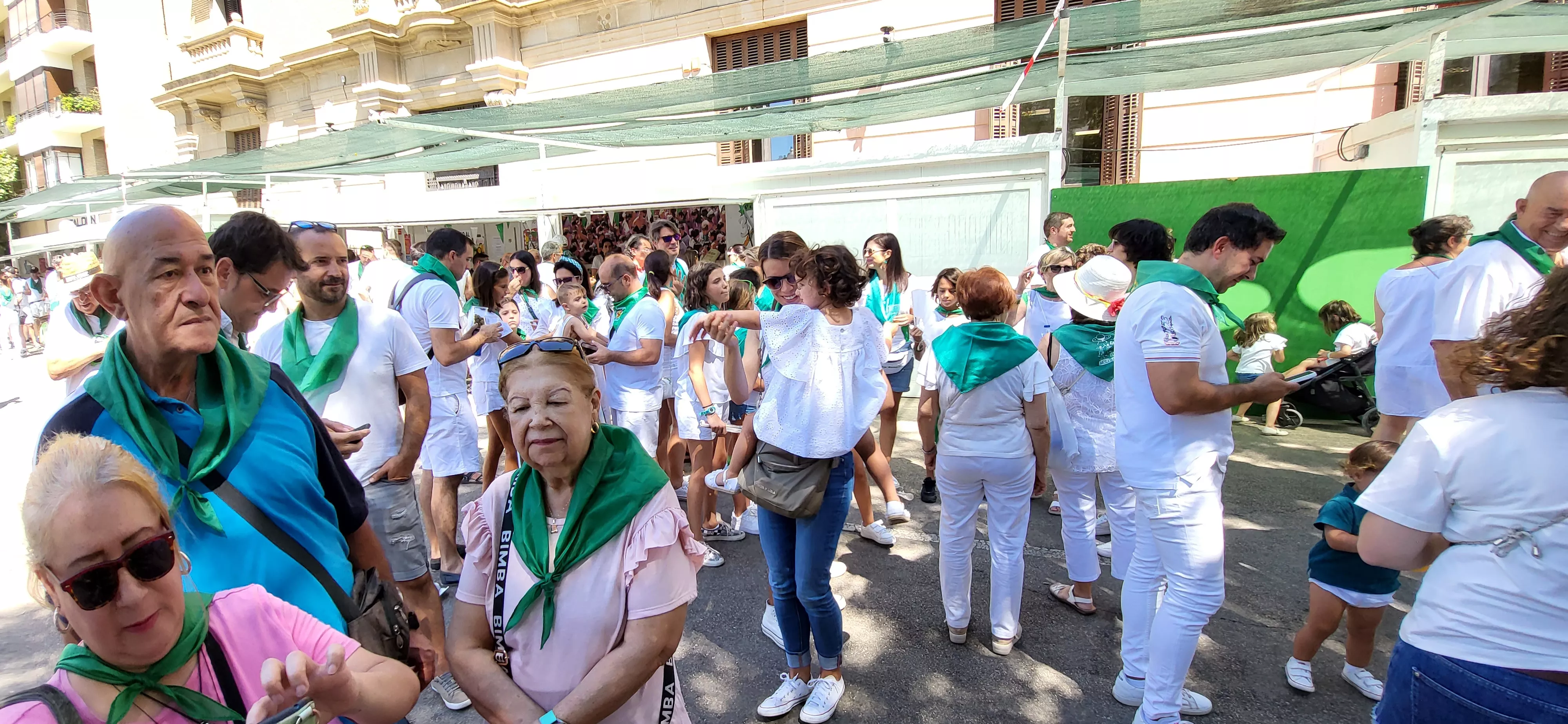 Encuentro de charangas de peñas en la plaza de Navarra. Foto: Mercedes Manterola