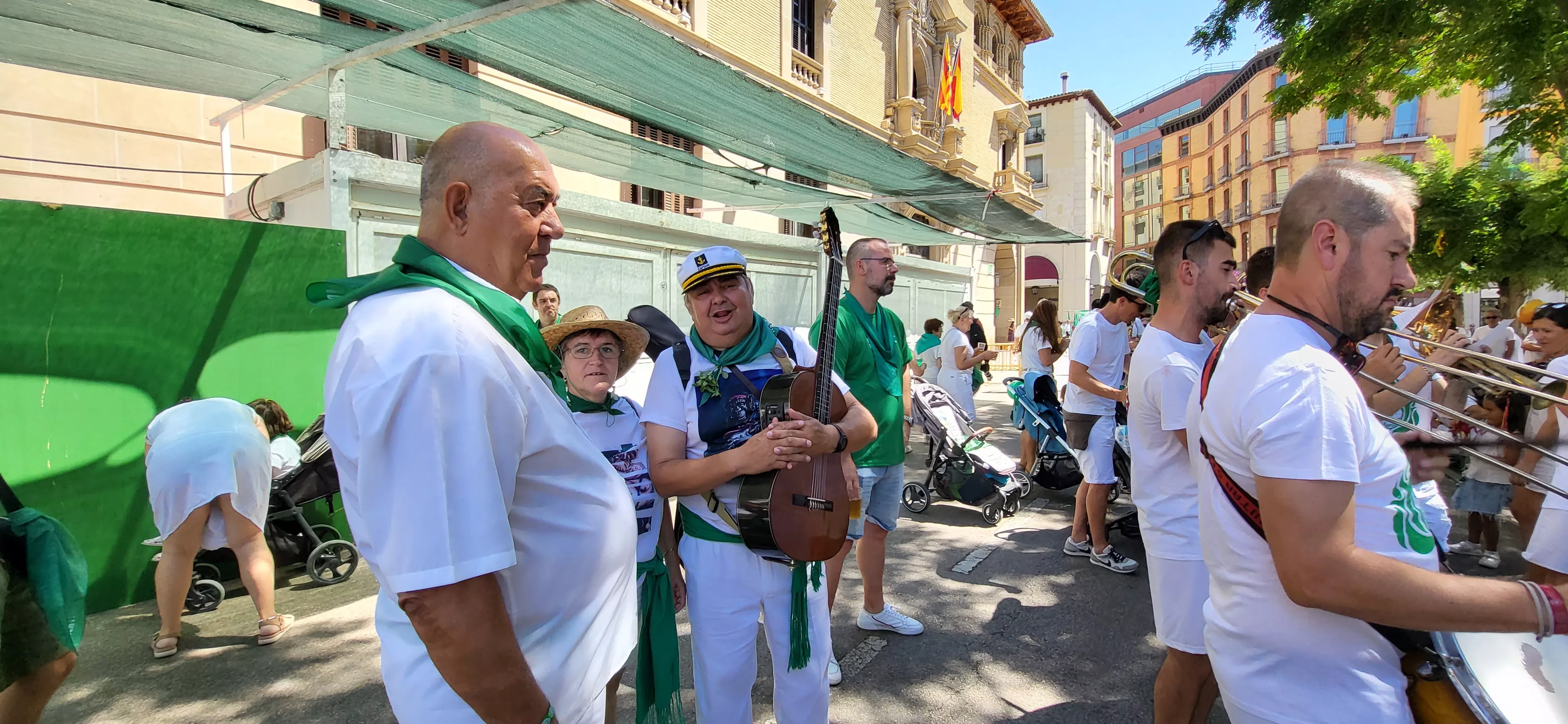 Encuentro de charangas de peñas en la plaza de Navarra. Foto: Mercedes Manterola