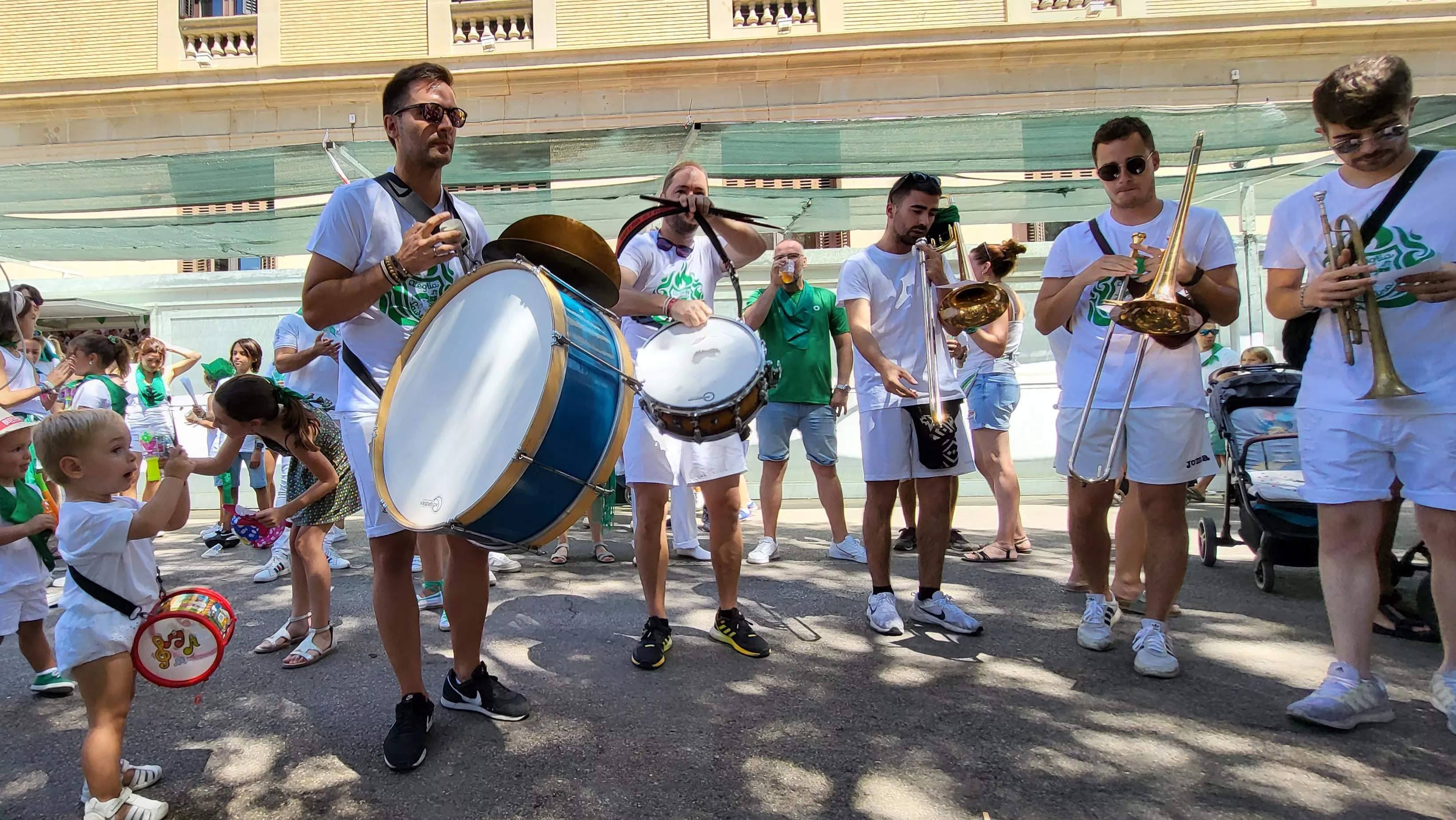 Encuentro de charangas de peñas en la plaza de Navarra. Foto: Mercedes Manterola