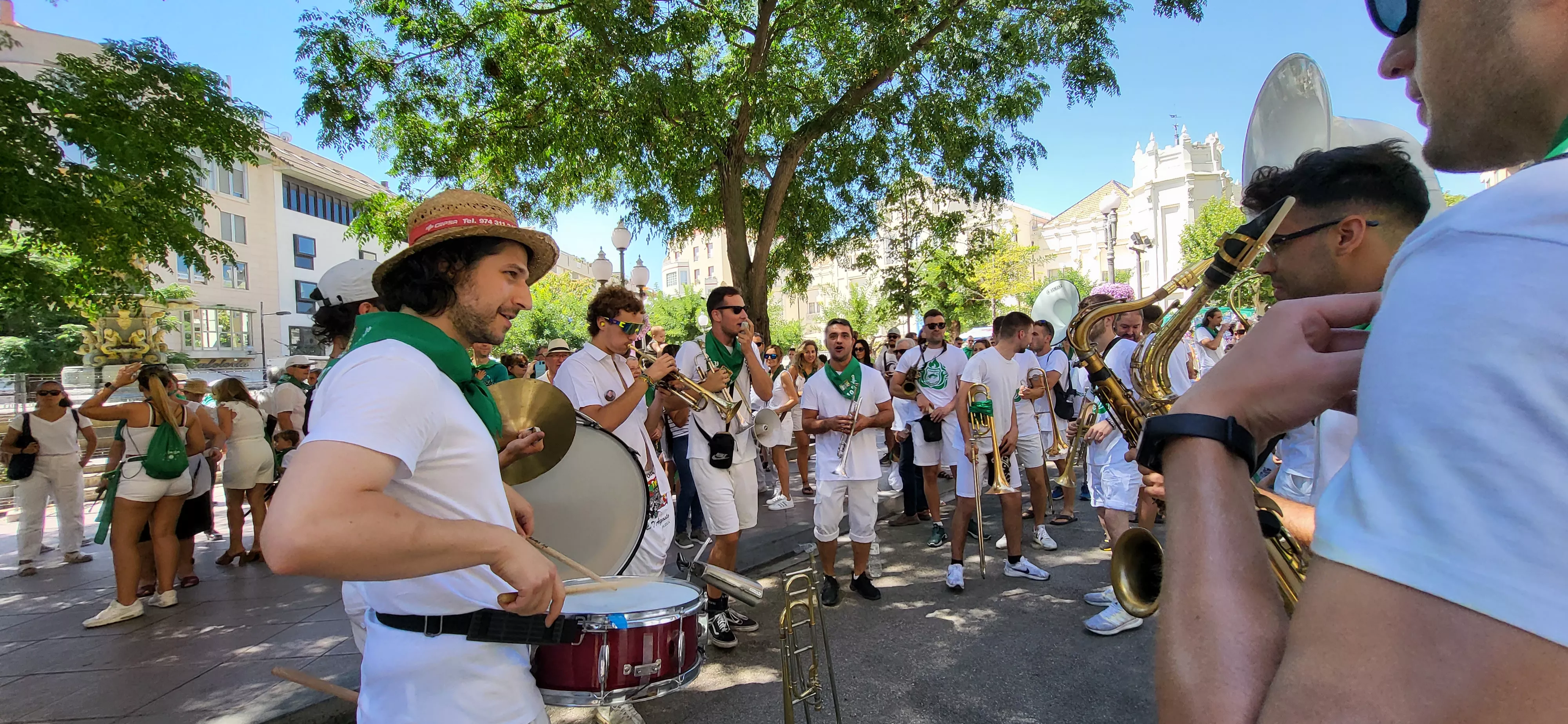 Encuentro de charangas de peñas en la plaza de Navarra. Foto: Mercedes Manterola