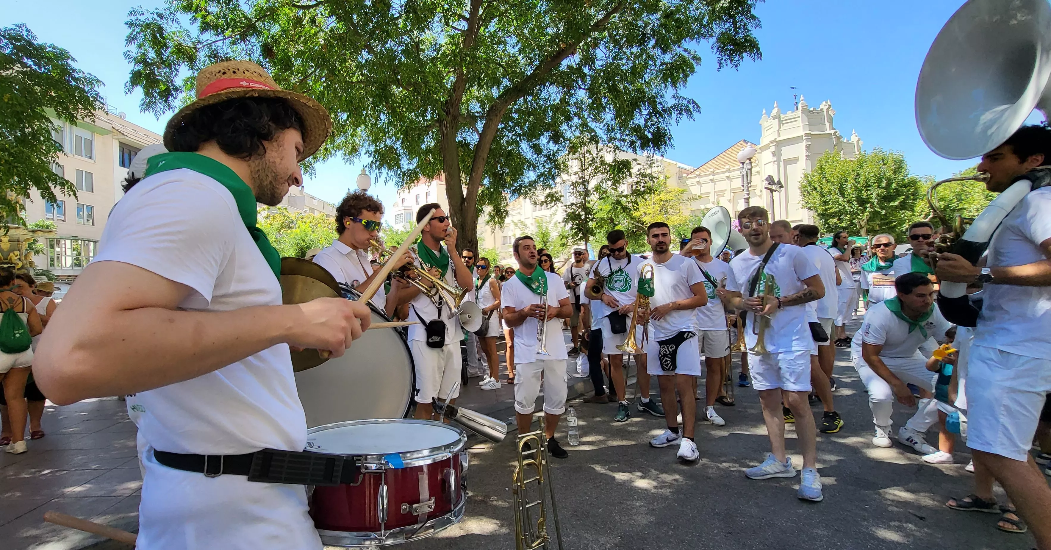 Encuentro de charangas de peñas en la plaza de Navarra. Foto: Mercedes Manterola