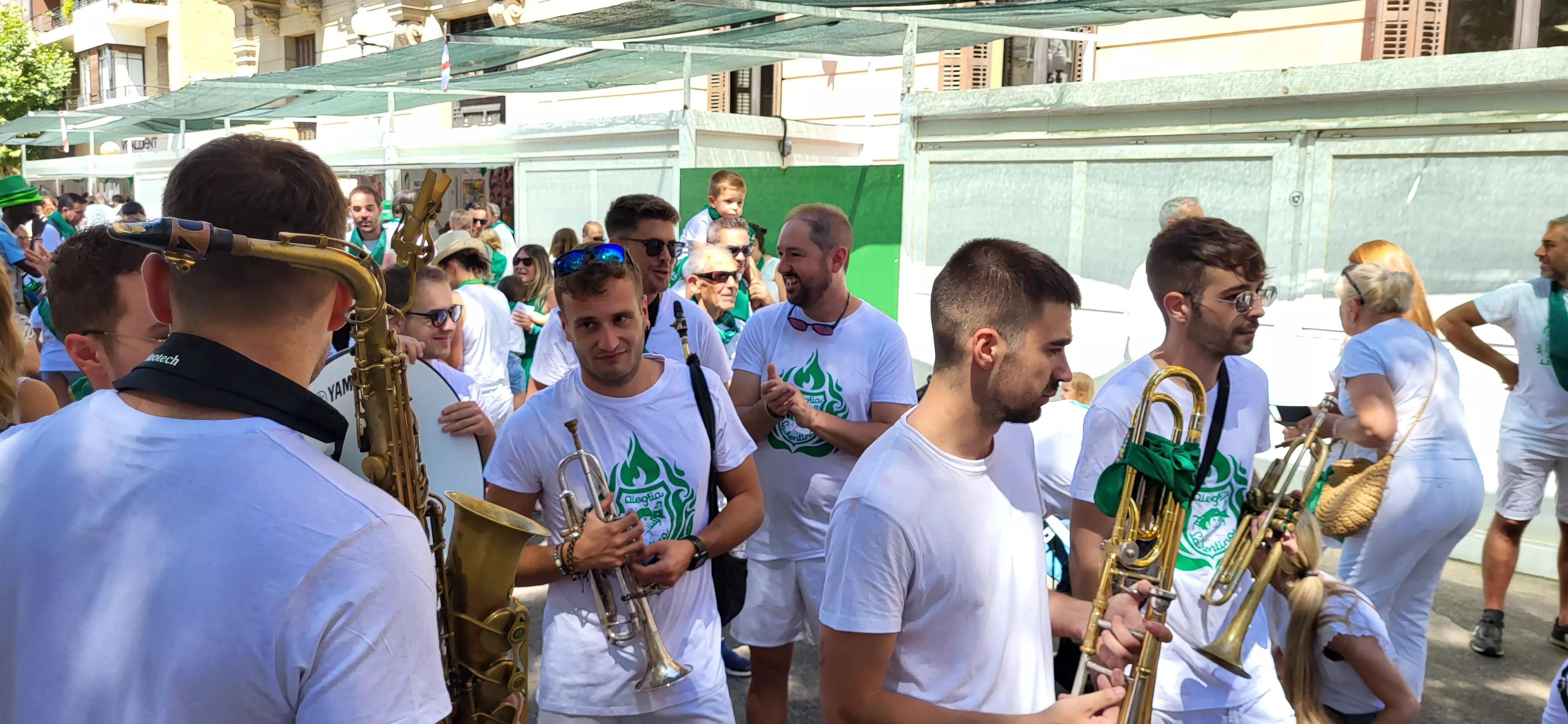 Encuentro de charangas de peñas en la plaza de Navarra. Foto: Mercedes Manterola