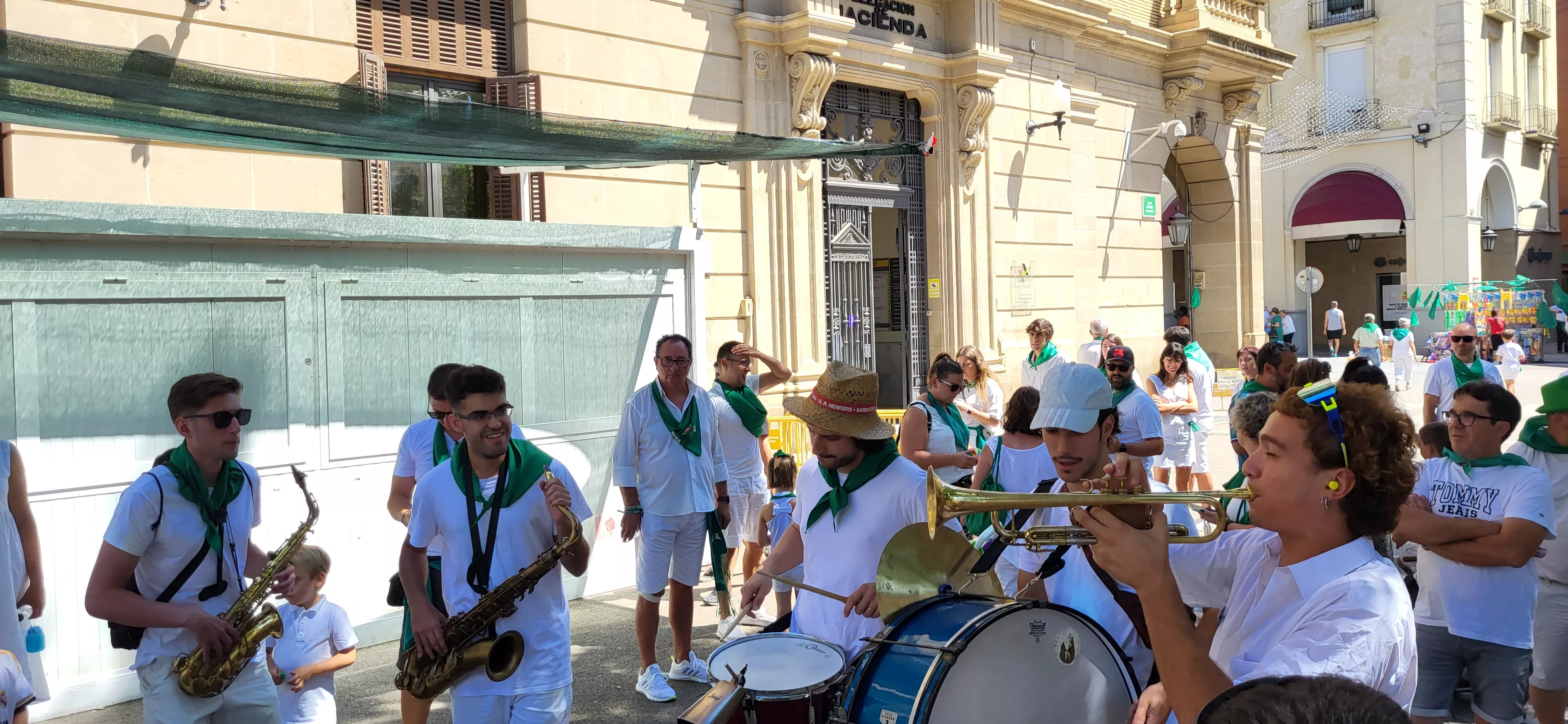 Encuentro de charangas de peñas en la plaza de Navarra. Foto: Mercedes Manterola