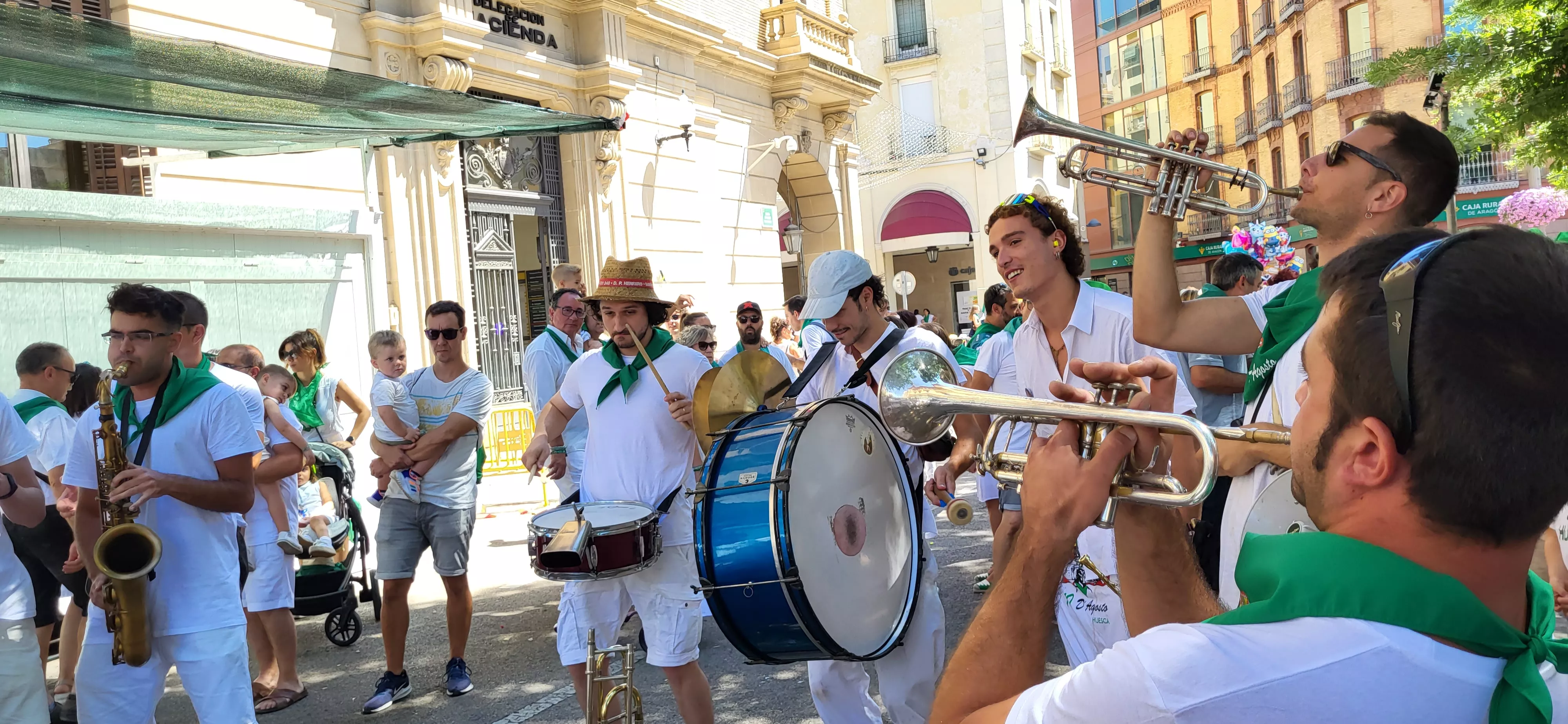 Encuentro de charangas de peñas en la plaza de Navarra. Foto: Mercedes Manterola