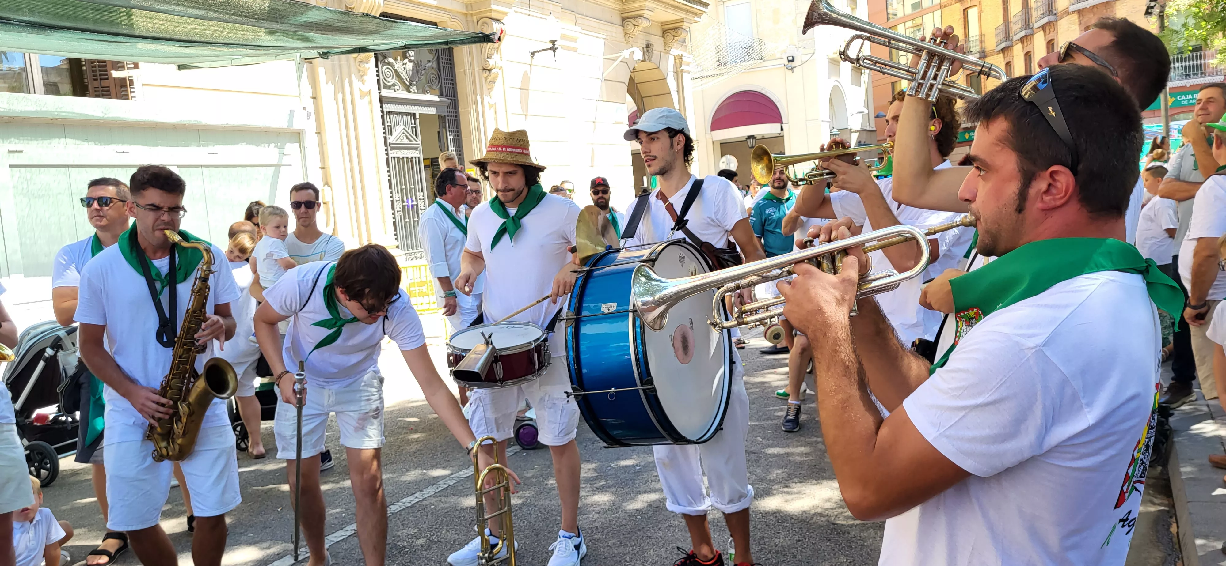 Encuentro de charangas de peñas en la plaza de Navarra. Foto: Mercedes Manterola
