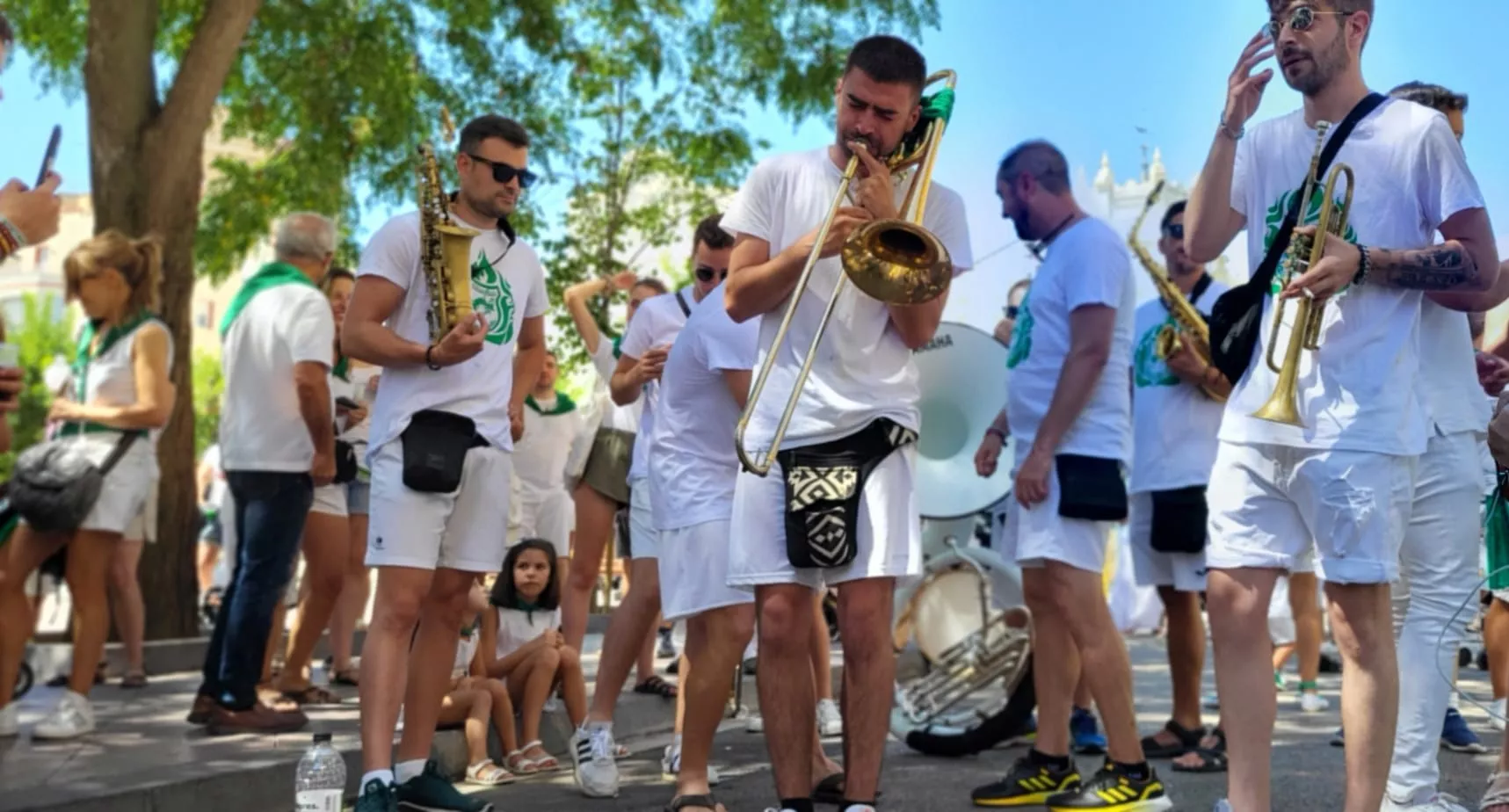 Encuentro de charangas de peñas en la plaza de Navarra. Foto: Mercedes Manterola