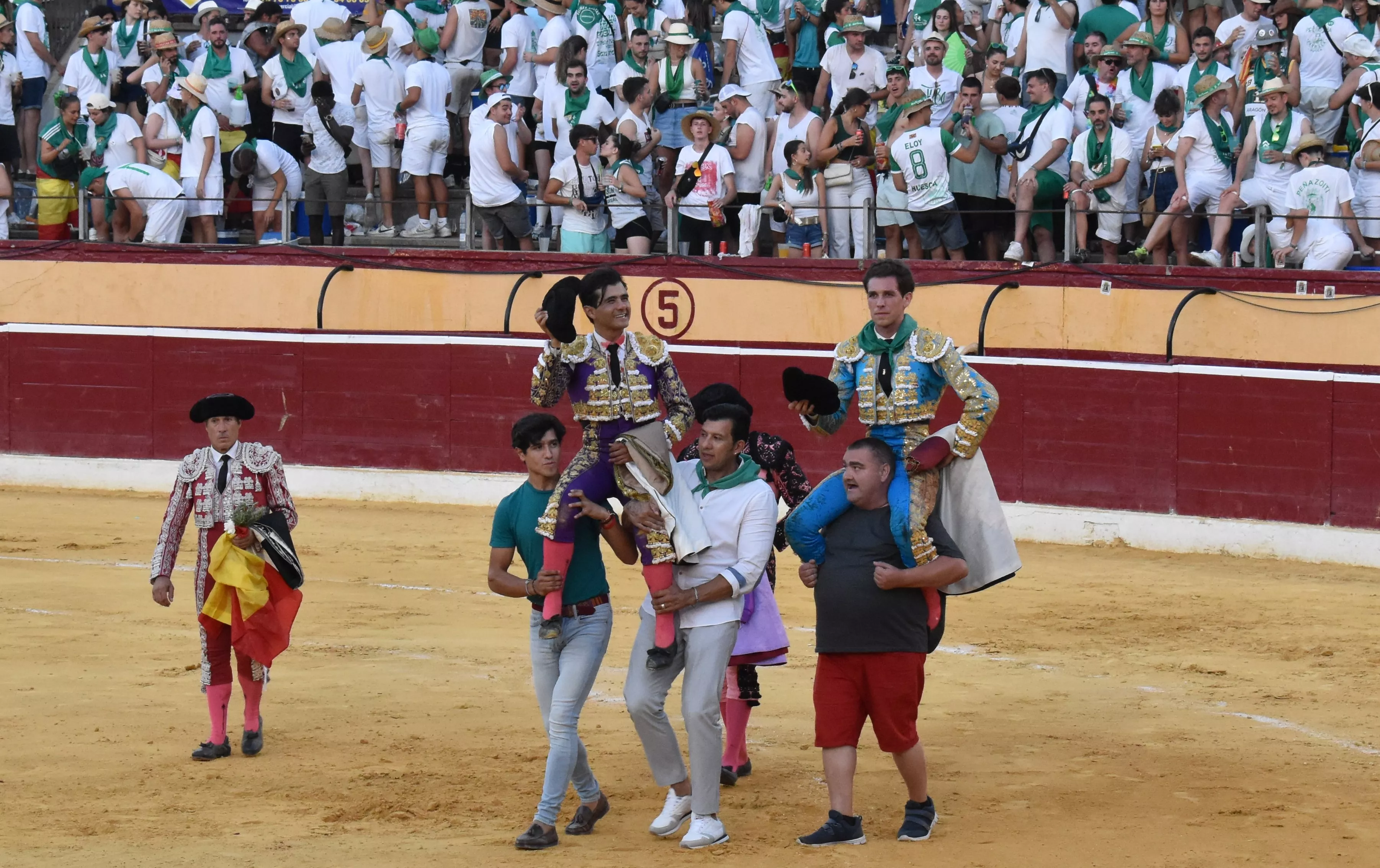 Joselito Adame y Ginés Marín salen por la puerta grande de la Plaza de Toros de Huesca. Foto: Carlos Jalle