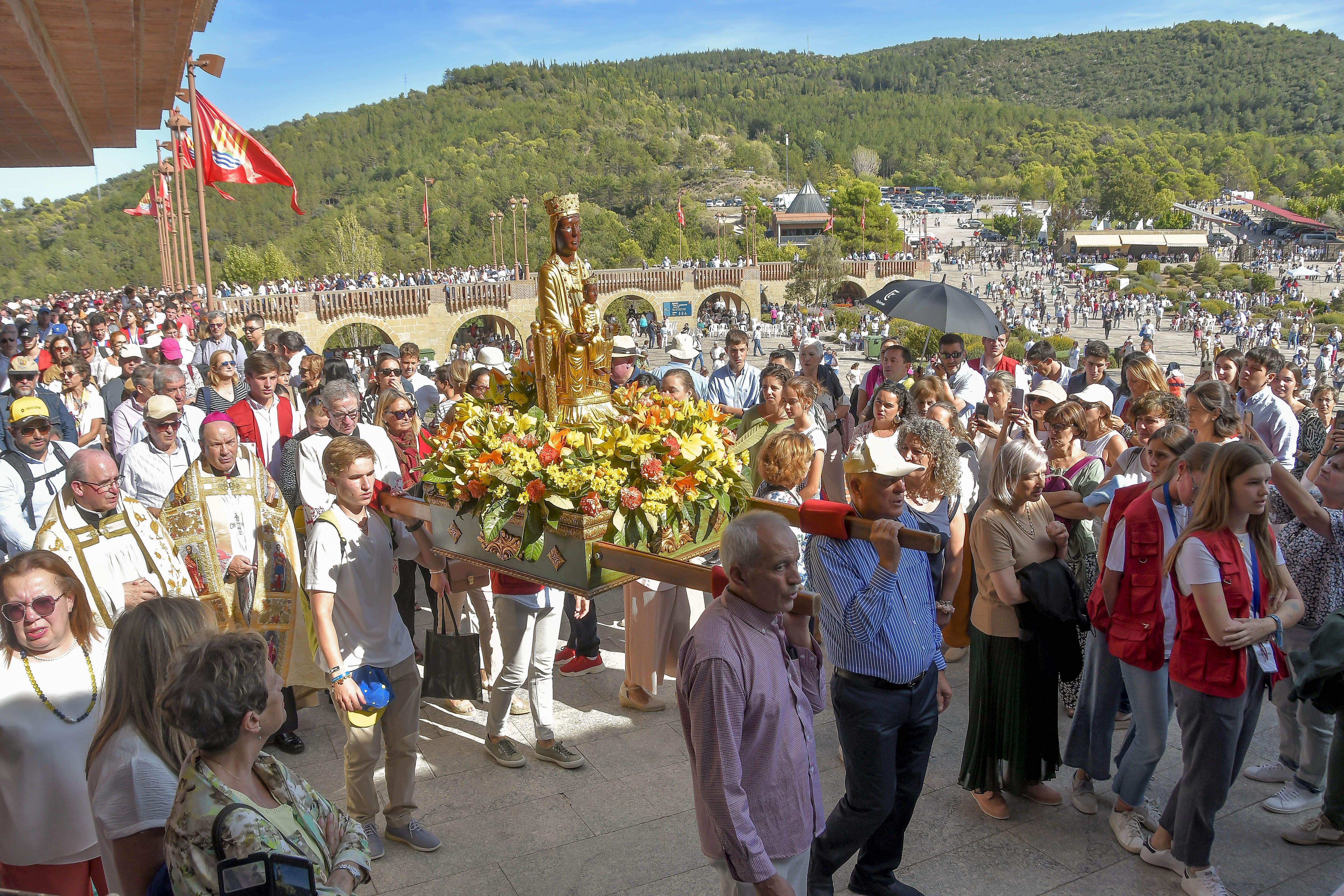 Rosario con la Virgen de Torreciudad en la Jornada Mariana de la Familia