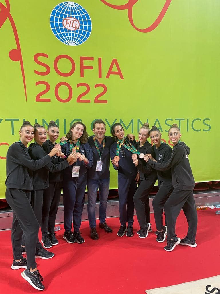 La selección española con la medalla de Bronce, la segunda por la izquierda Inés Bergua